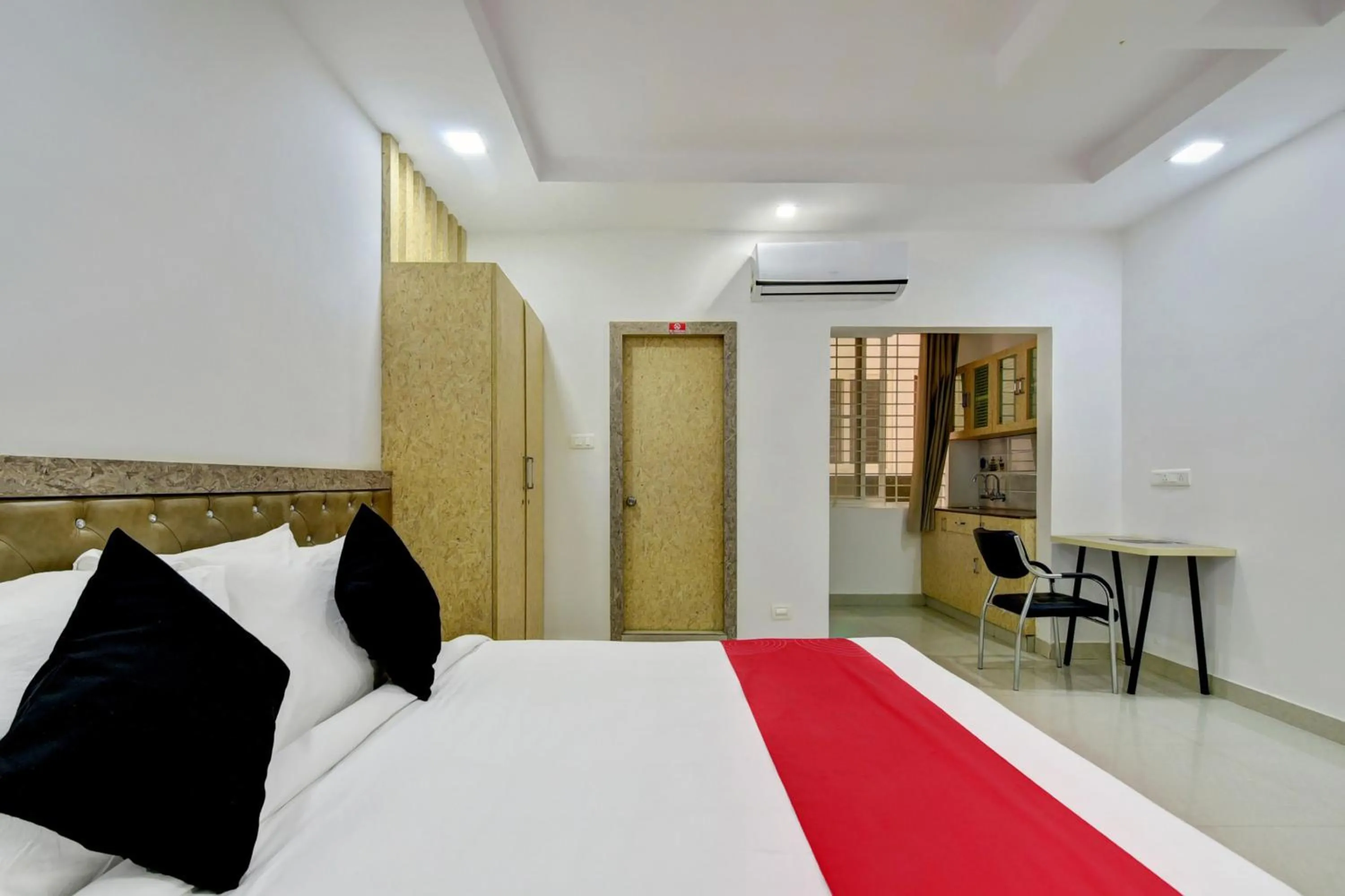 Bedroom, Bed in Grand Collection O Near Sarjapur Road Near 7d Voyage
