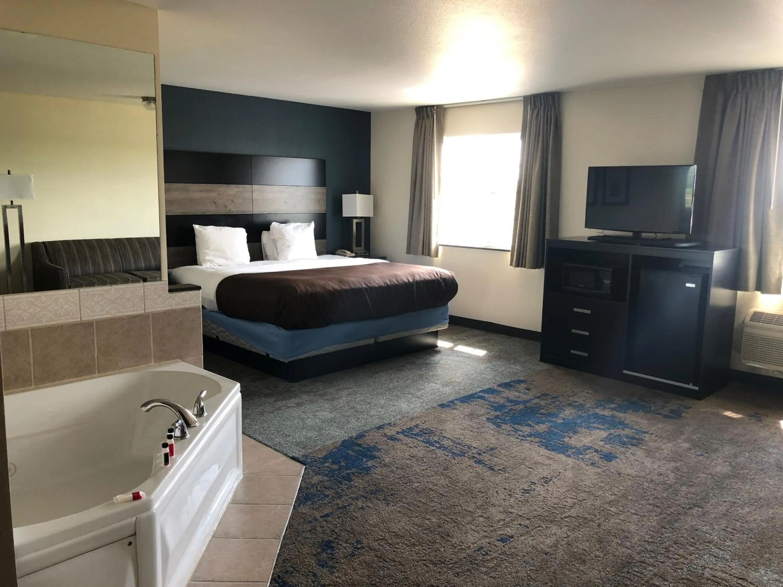 Guests, Bed in AmericInn by Wyndham Maquoketa