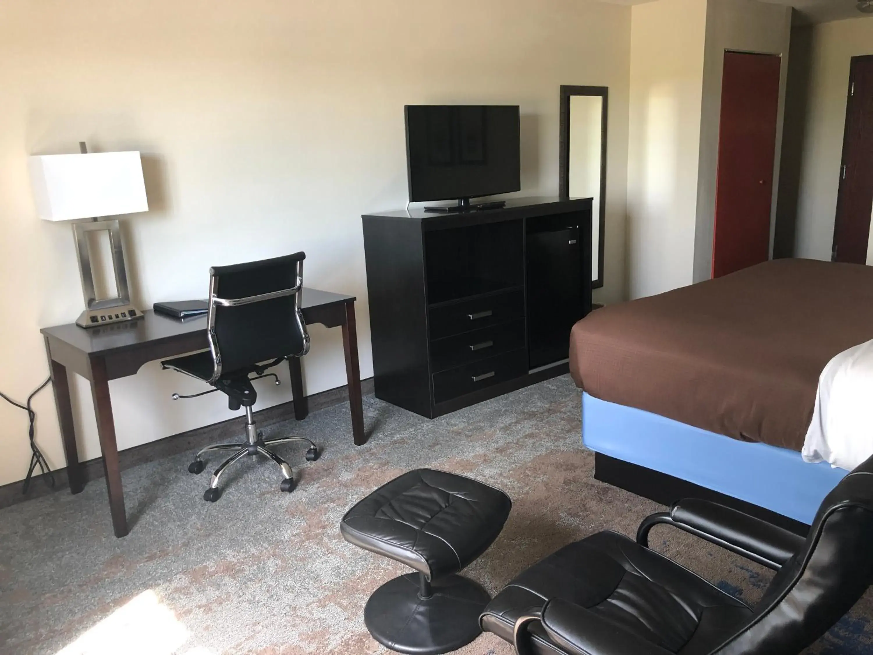 1 King Bed, Junior Studio Suite, Non Smoking in AmericInn by Wyndham Maquoketa 1 King Bed, Junior Studio Suite, Non Smoking in AmericInn by Wyndham Maquoketa