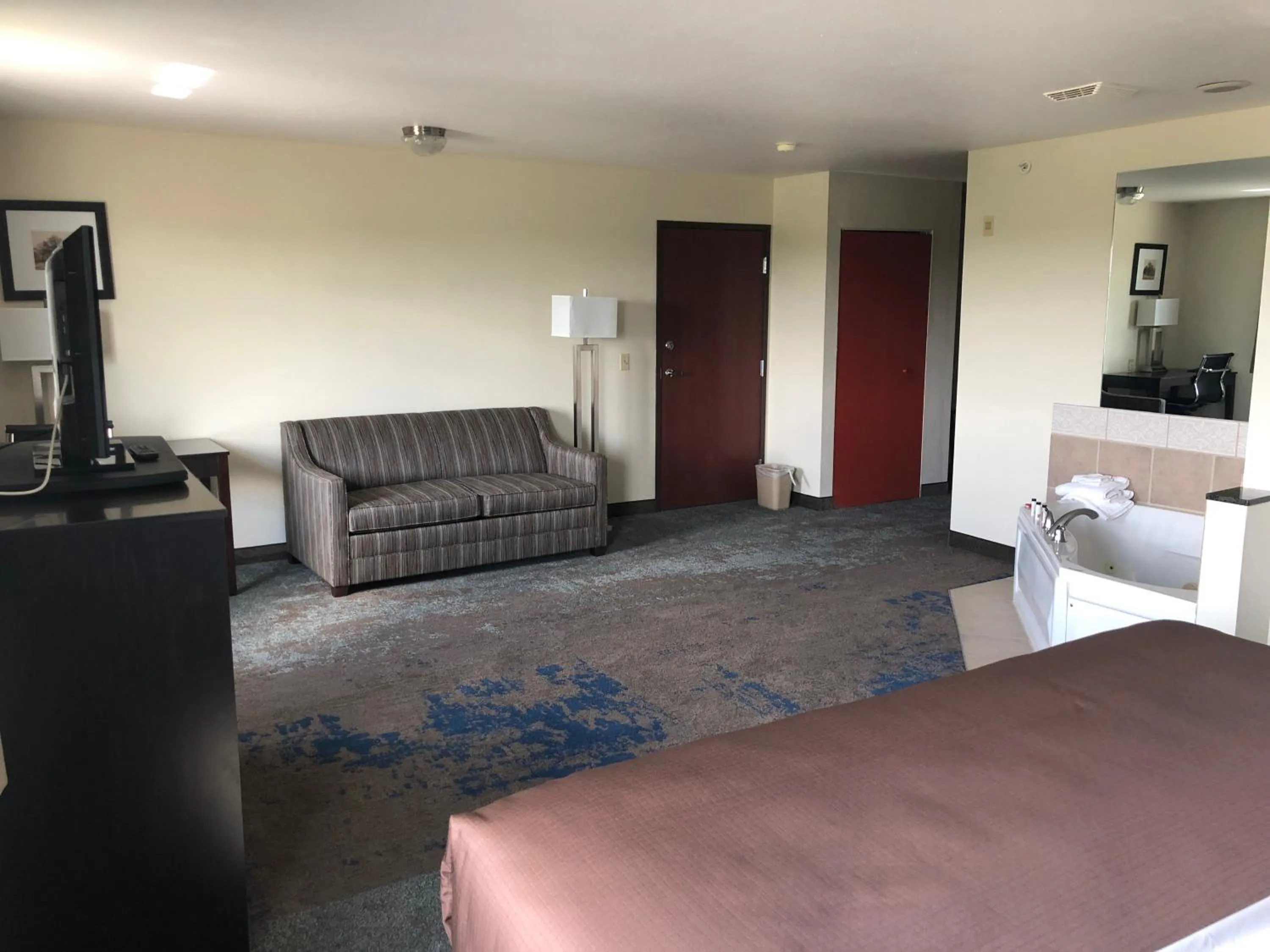 Guests, Bed in AmericInn by Wyndham Maquoketa