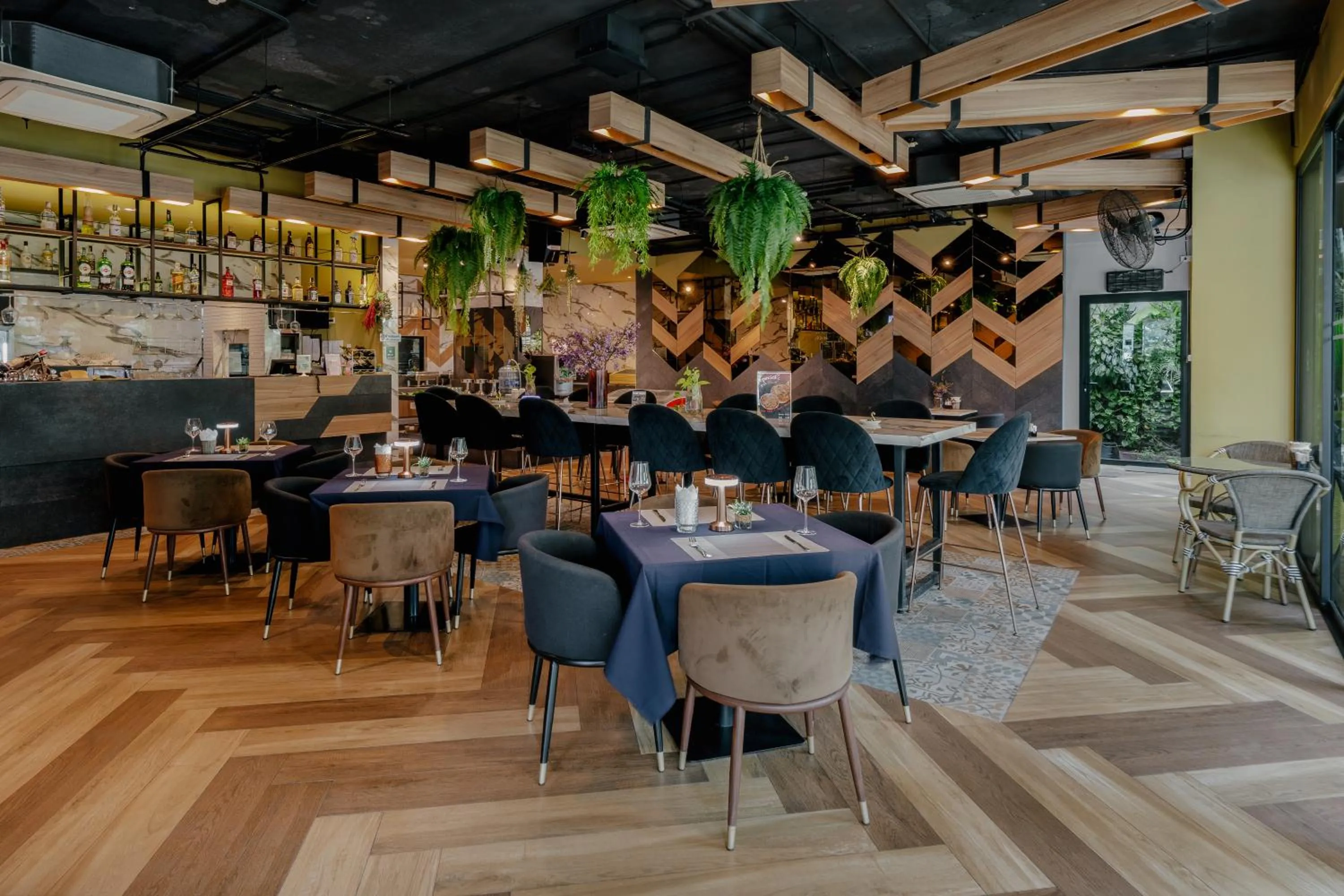 Restaurant/places to eat in Rak Elegant Hotel Patong