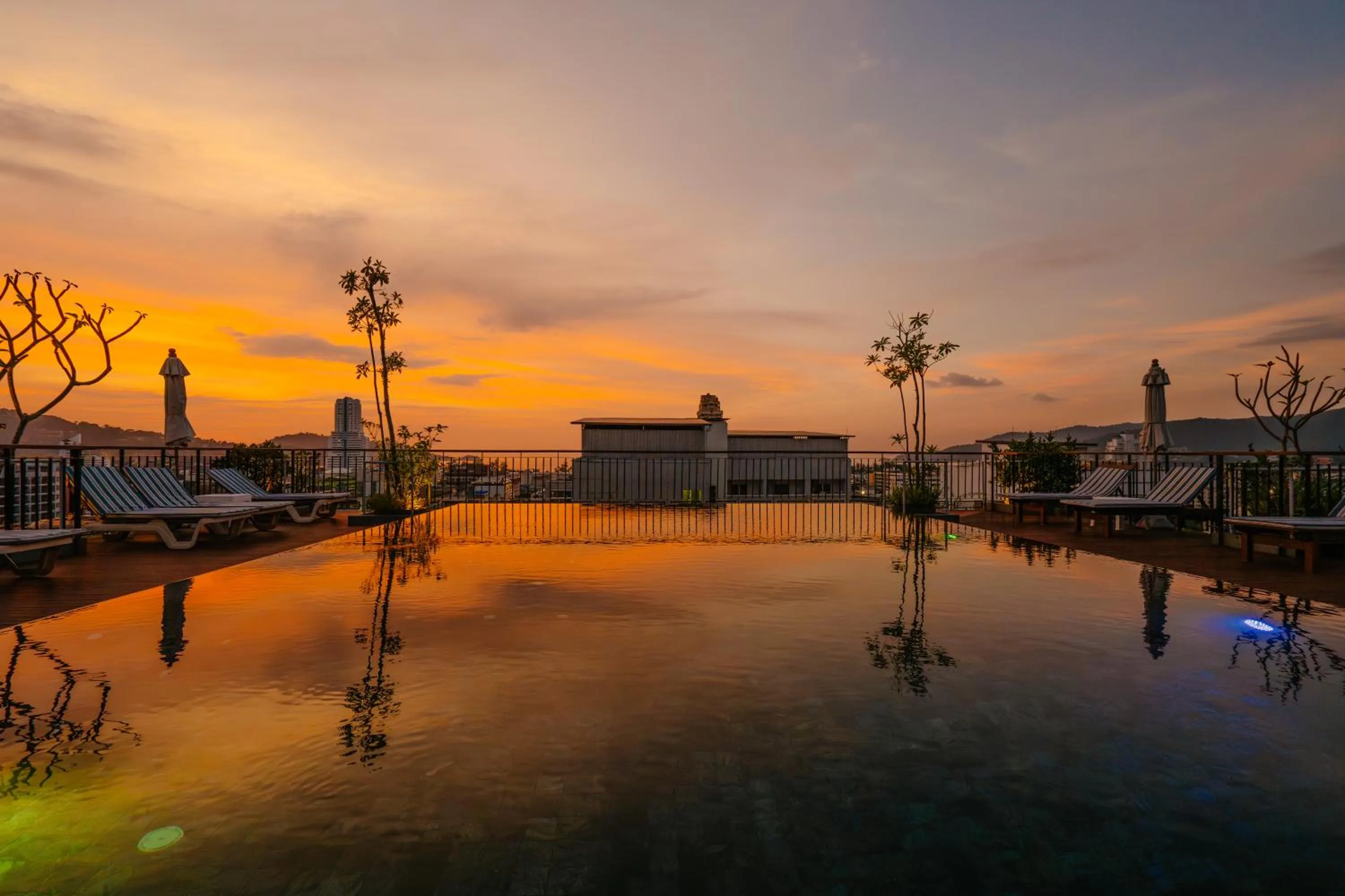 Swimming pool in Rak Elegant Hotel Patong