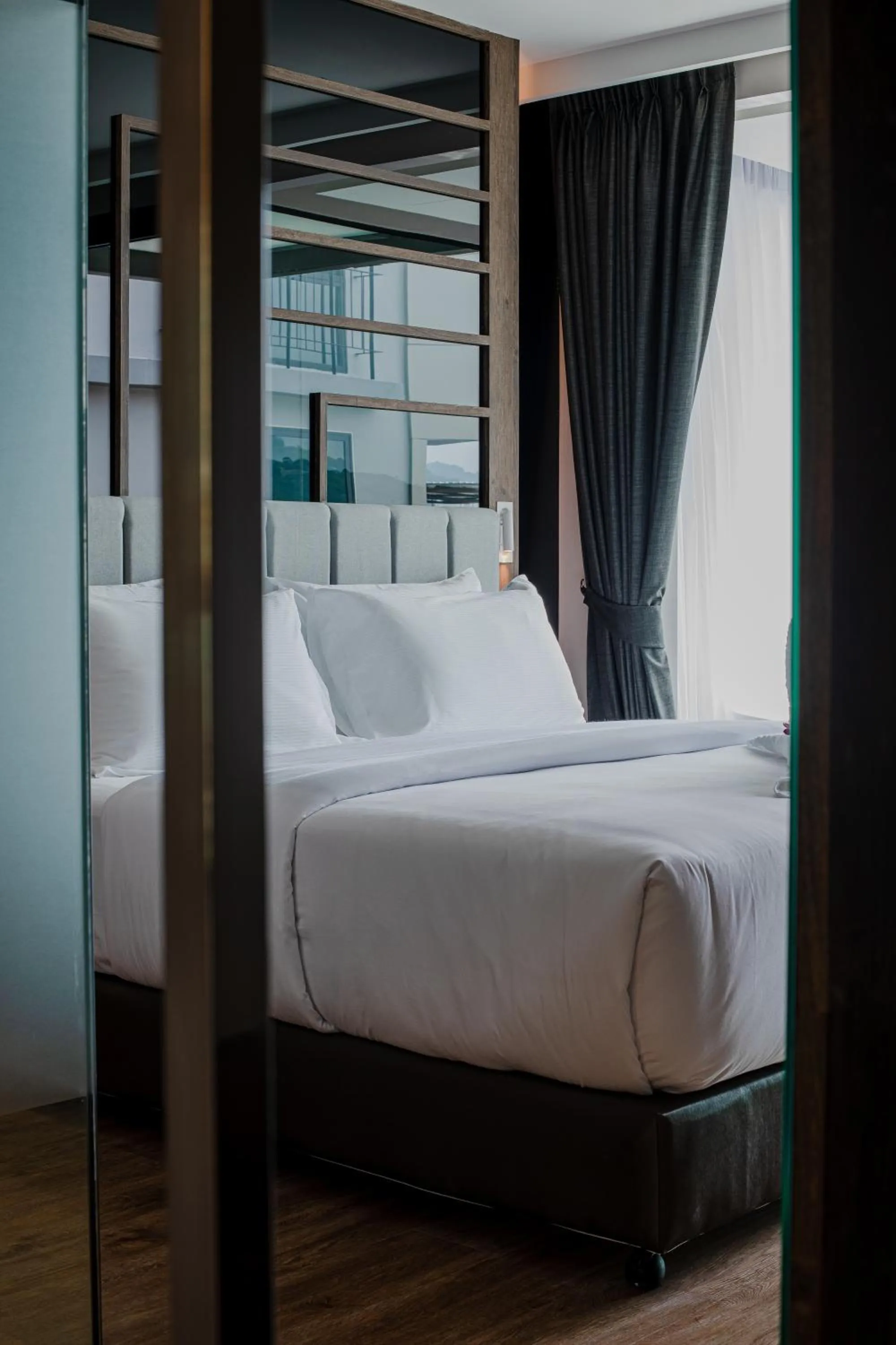 Shower, Bed in Rak Elegant Hotel Patong