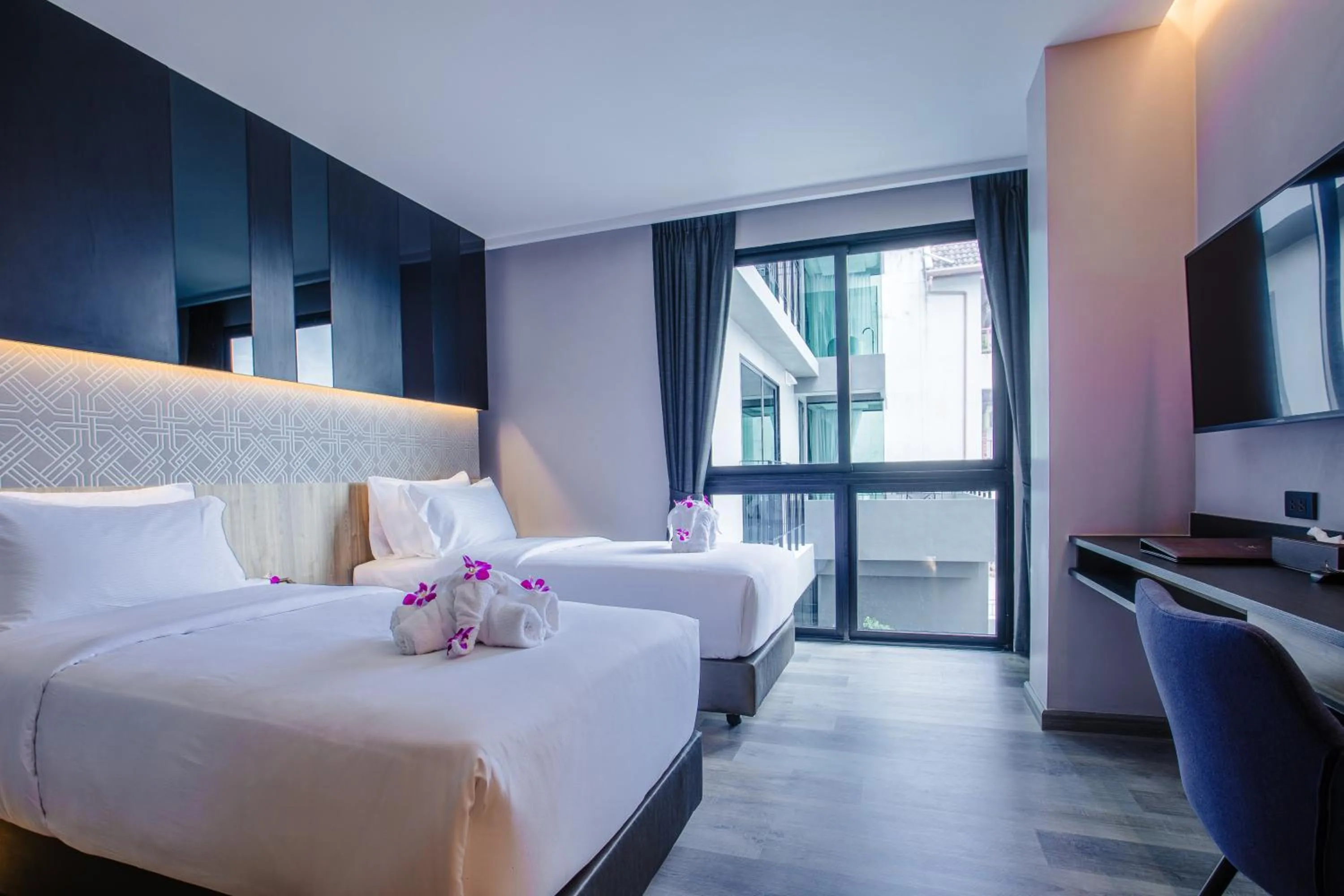 Photo of the whole room, Bed in Rak Elegant Hotel Patong