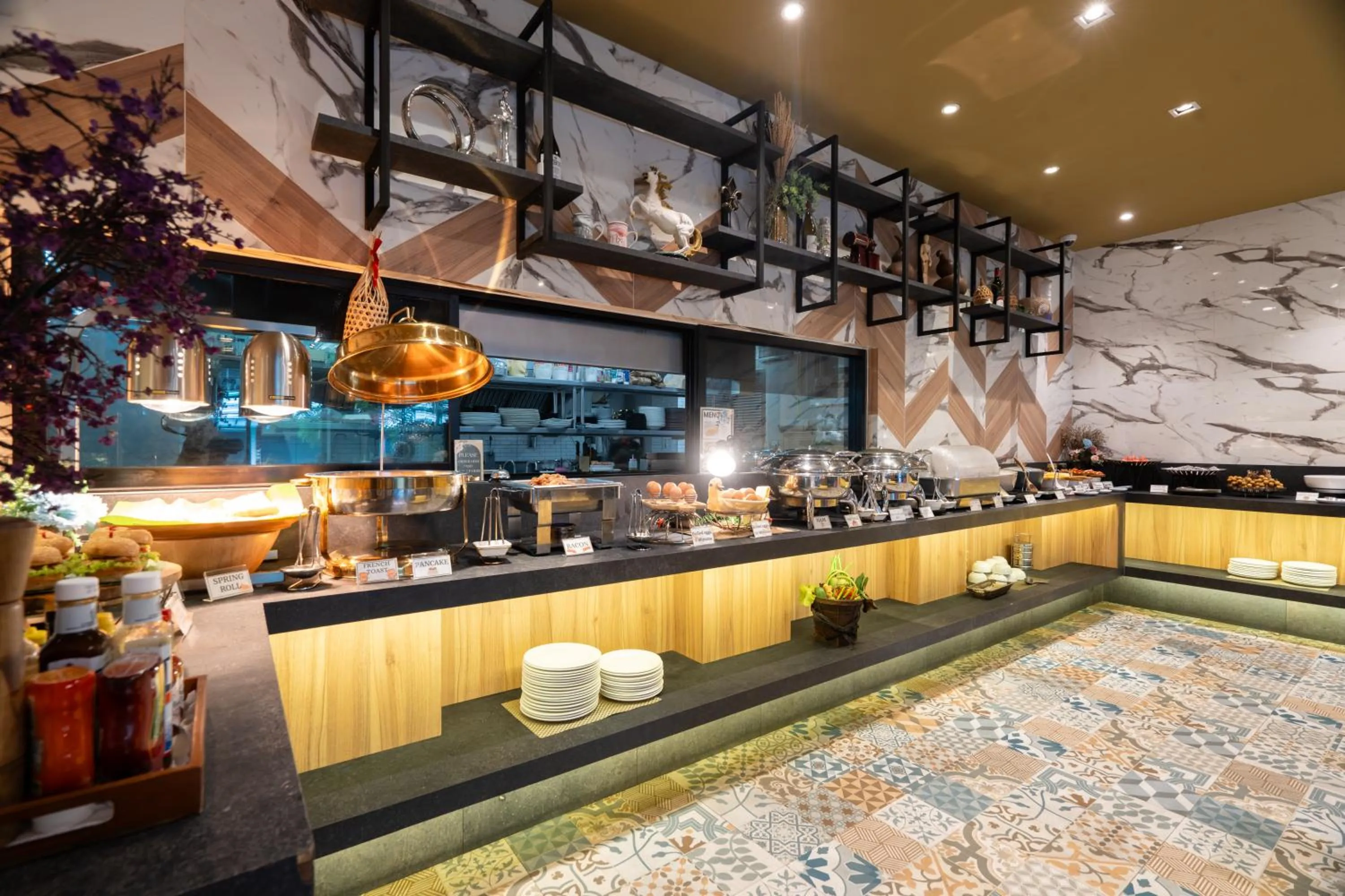 Restaurant/places to eat in Rak Elegant Hotel Patong