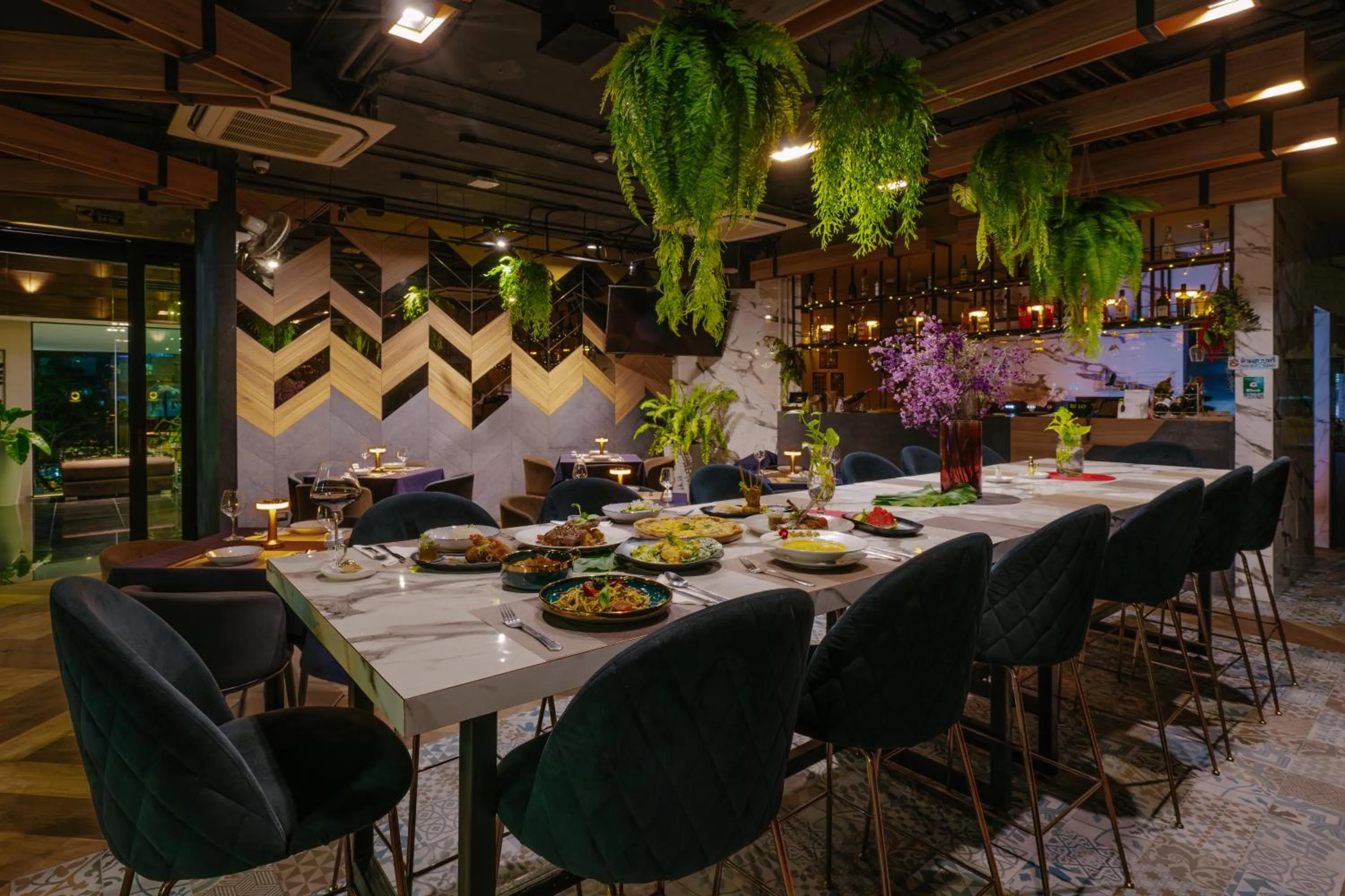 Restaurant/places to eat in Rak Elegant Hotel Patong