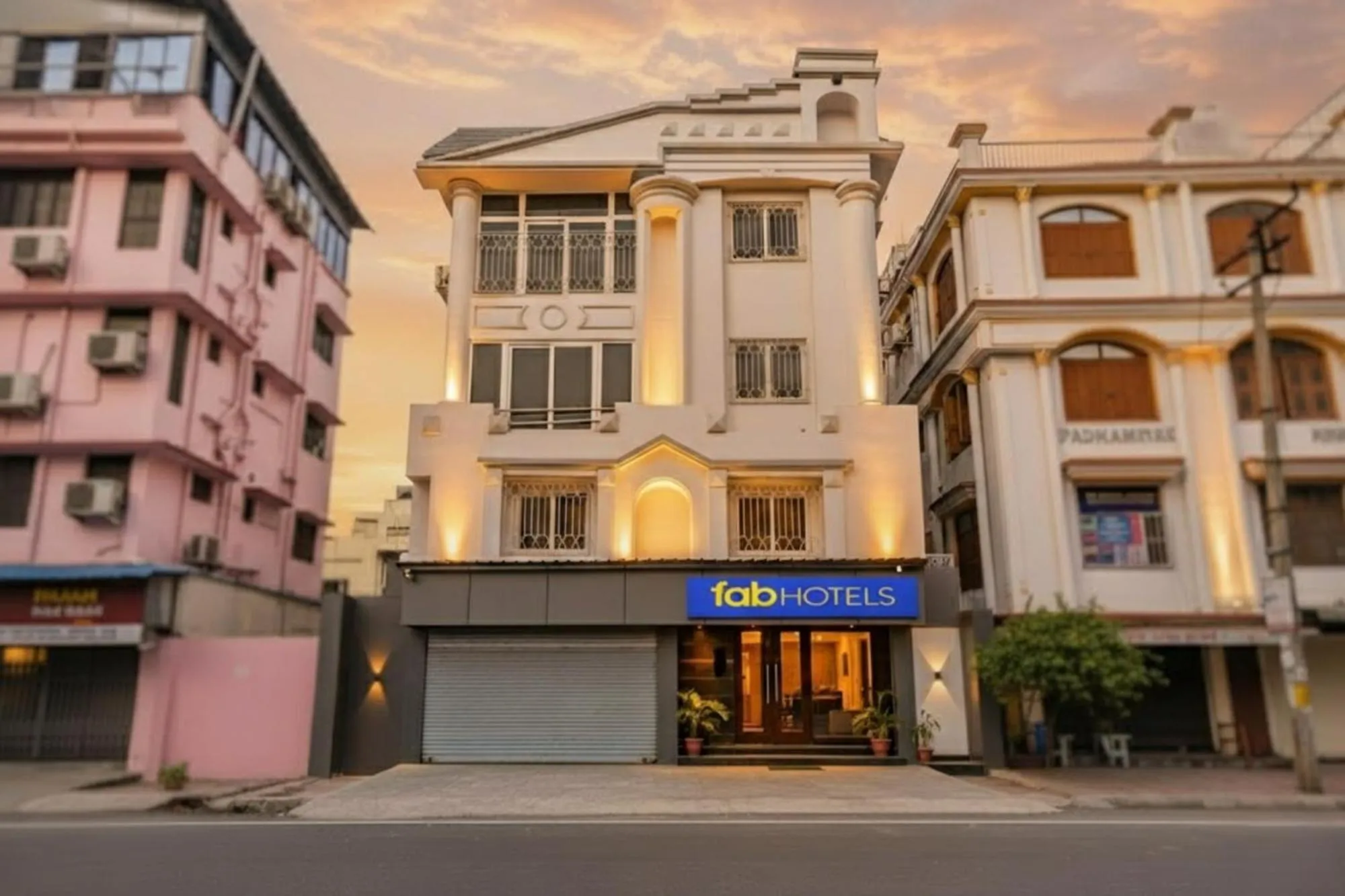 Facade/entrance in FabHotel Luxor - Nr Acropolis Mall