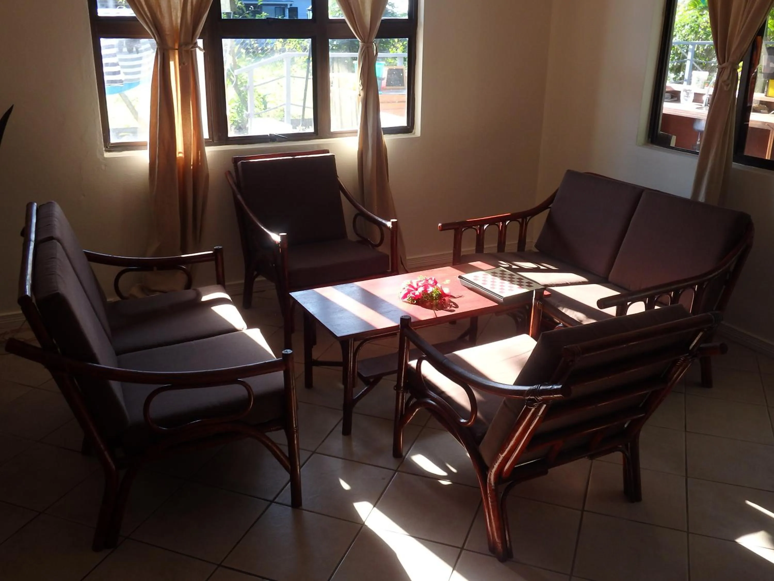 Communal lounge/ TV room in Bluewater Lodge