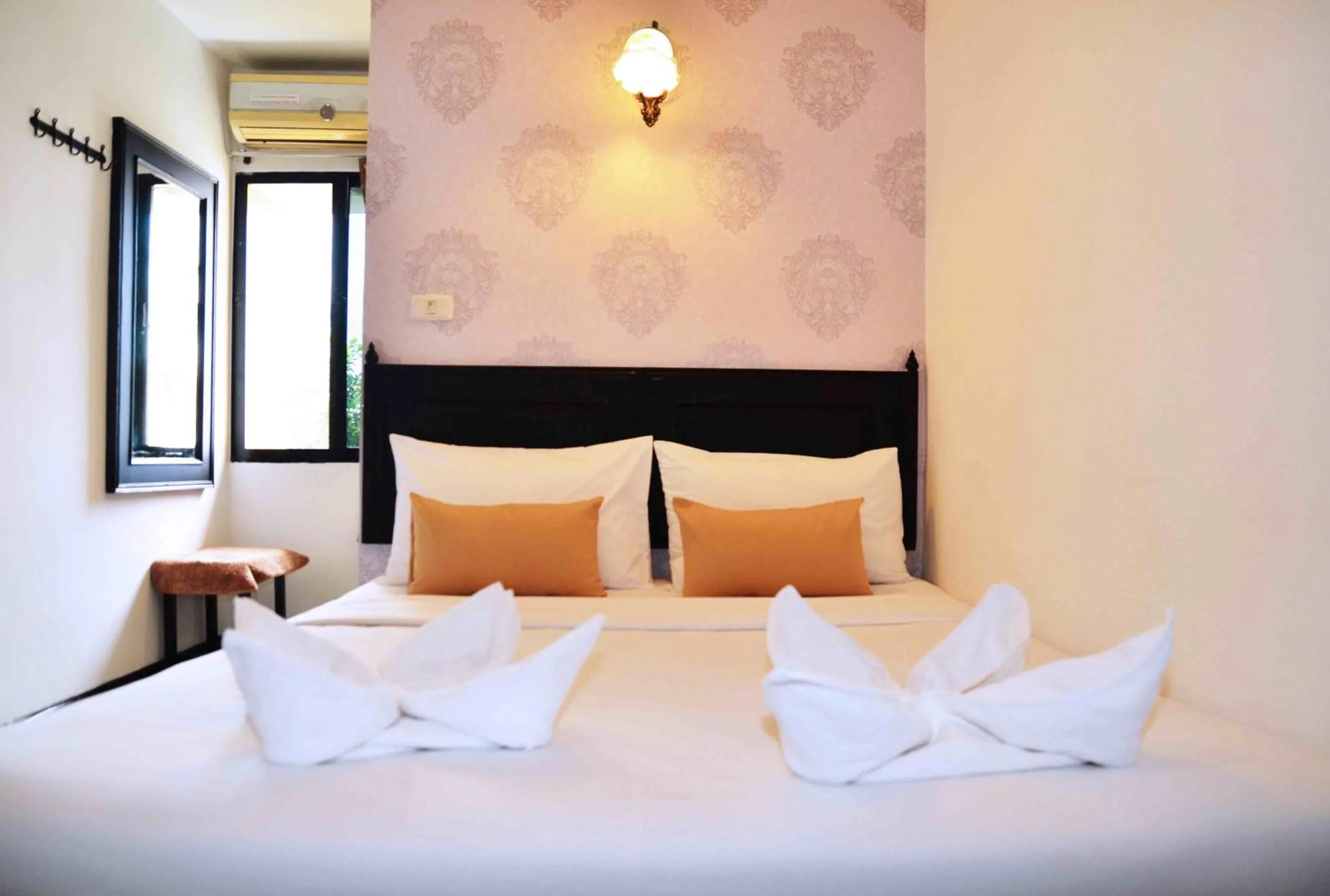 Photo of the whole room, Bed in Erawan House