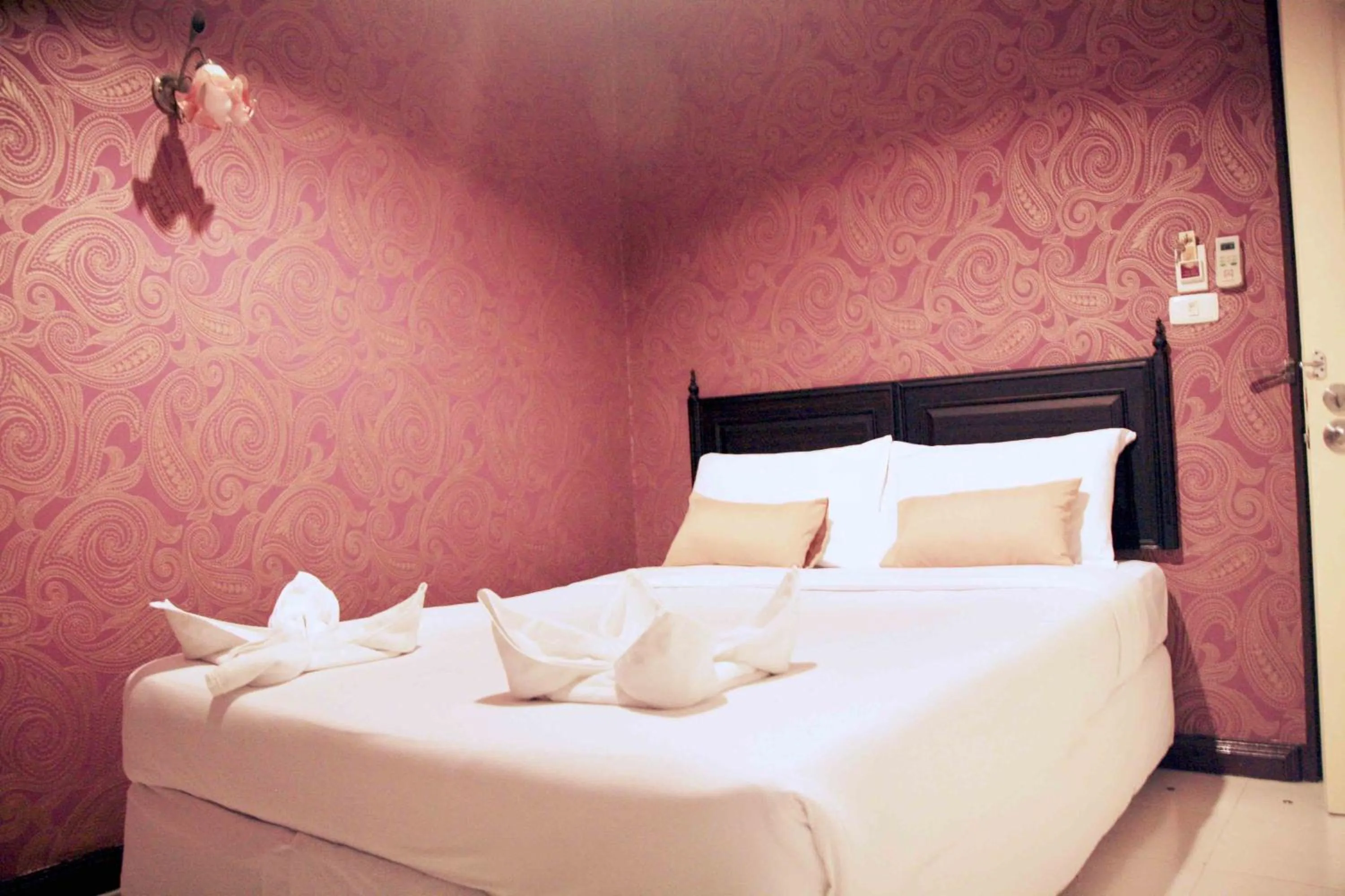 Photo of the whole room, Bed in Erawan House