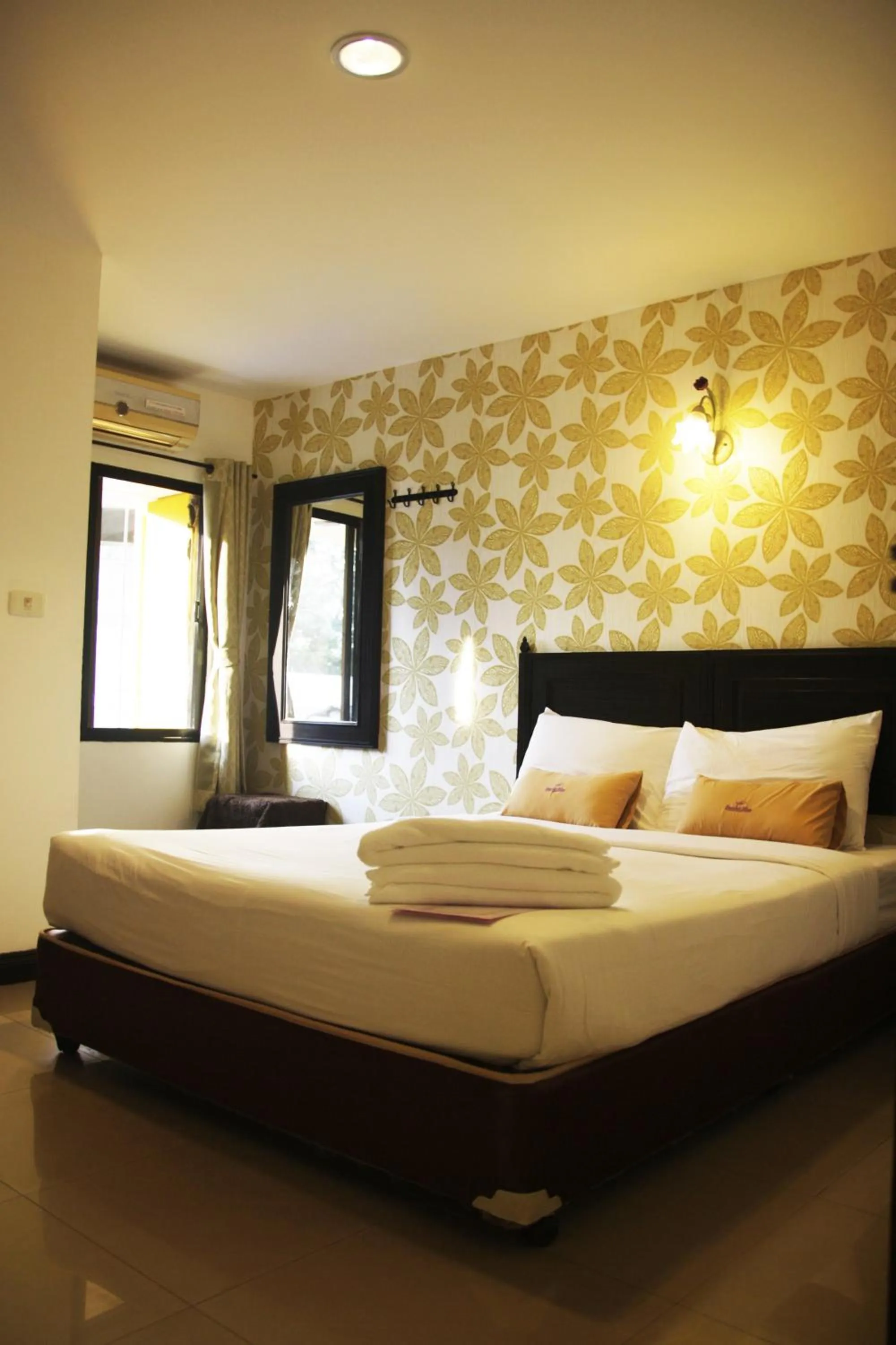 Photo of the whole room, Bed in Erawan House