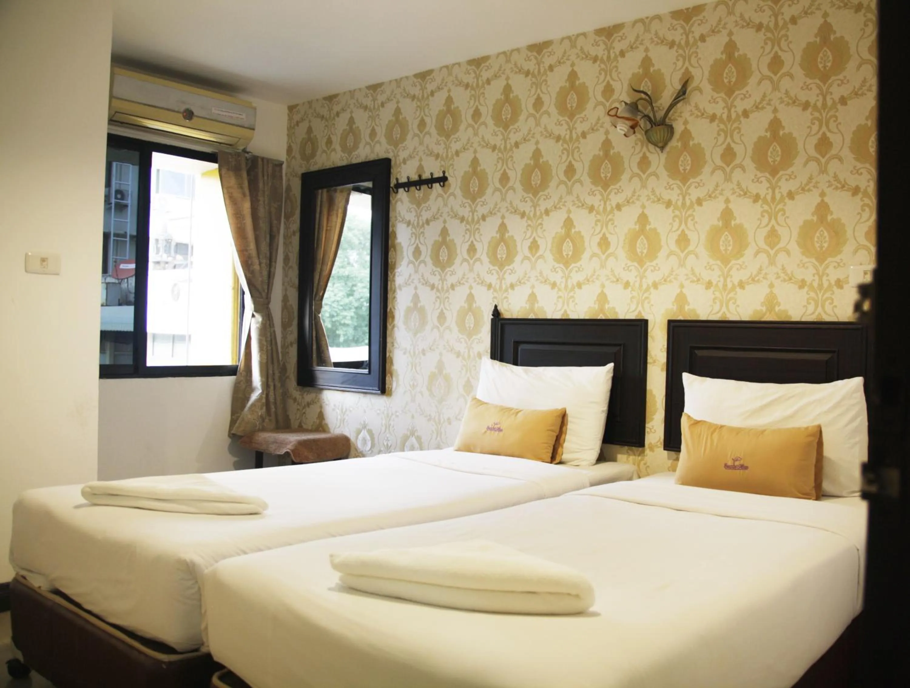 Photo of the whole room, Bed in Erawan House