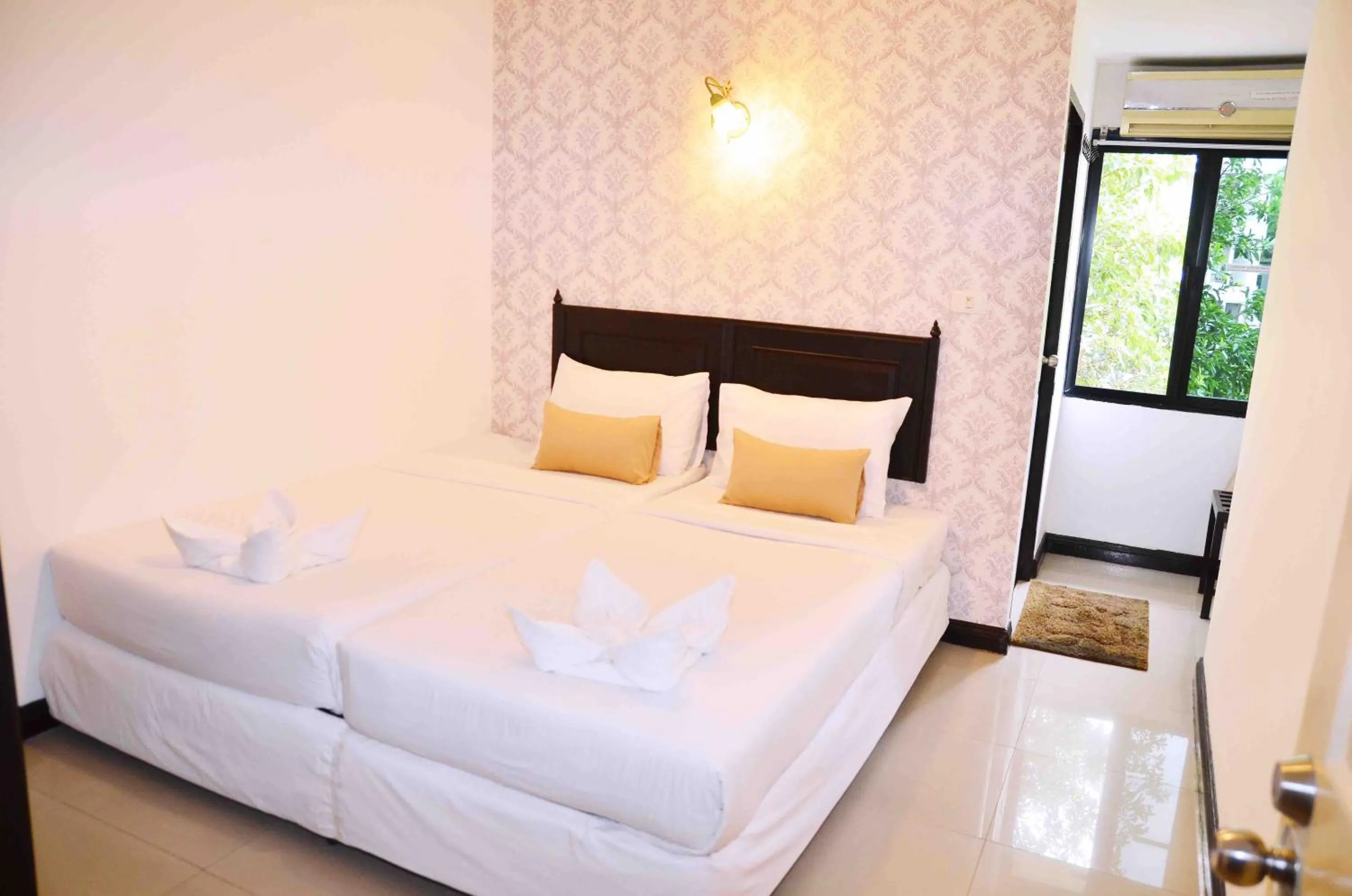 Photo of the whole room, Bed in Erawan House