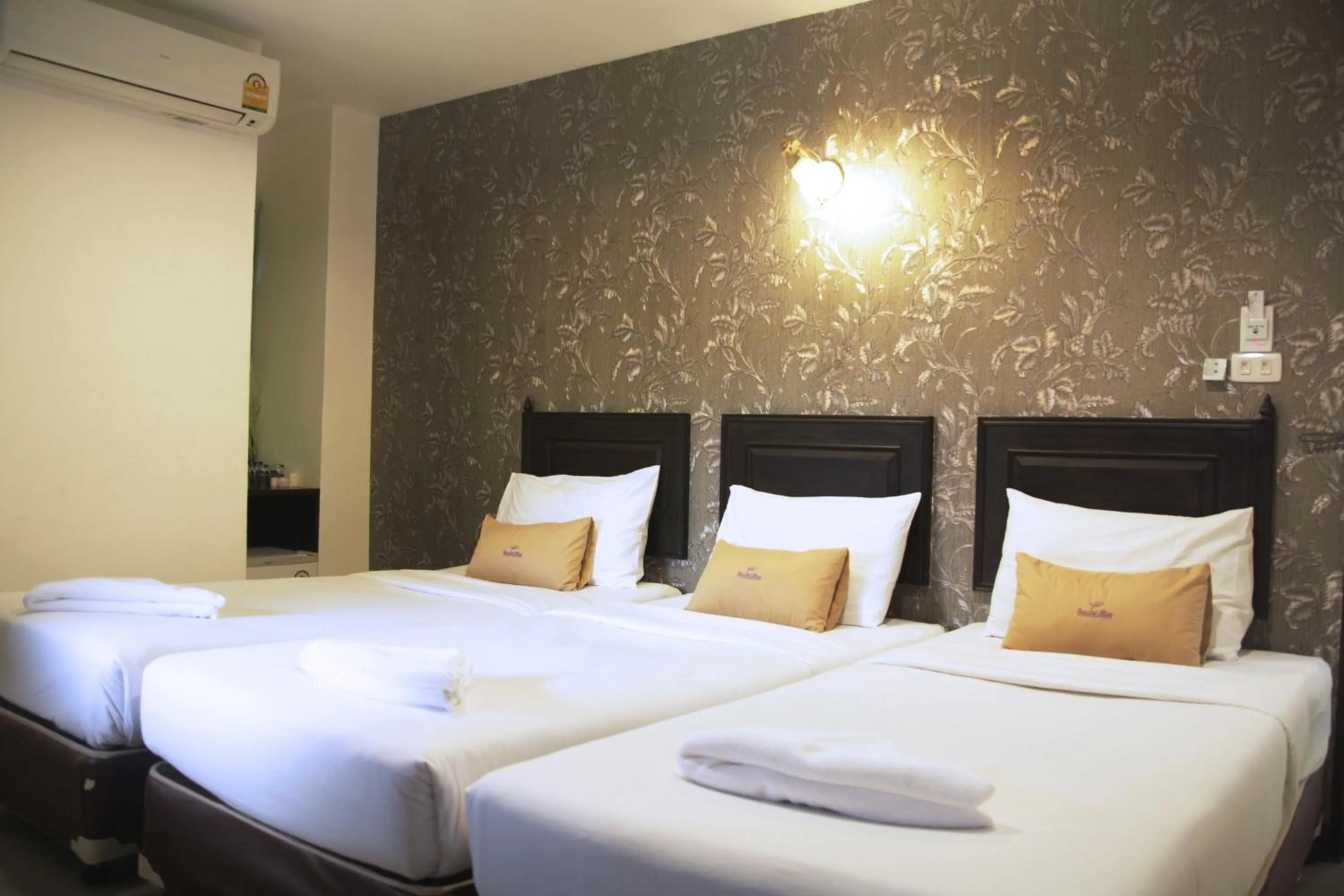 Photo of the whole room, Bed in Erawan House