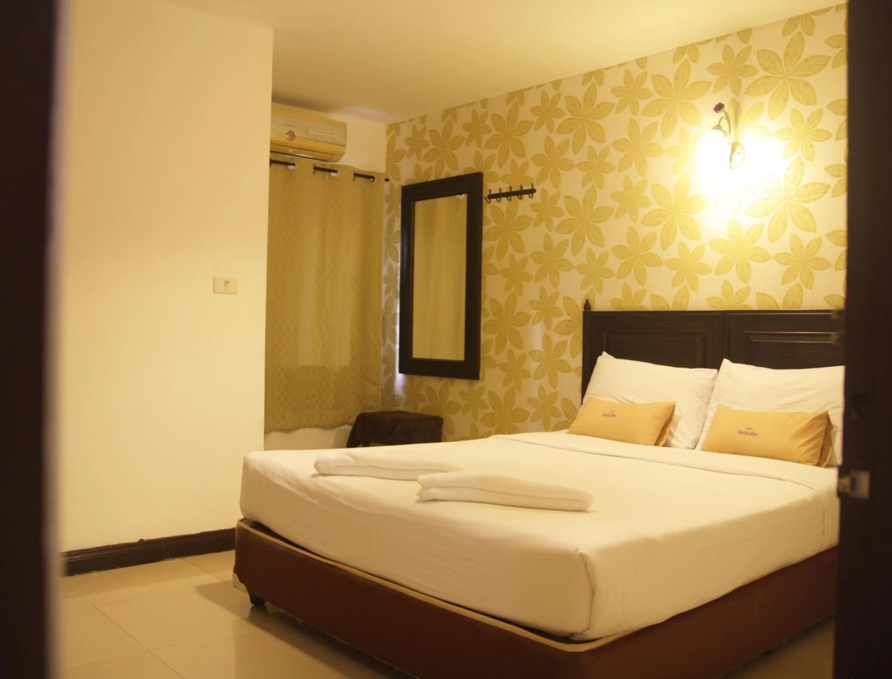 Photo of the whole room, Bed in Erawan House