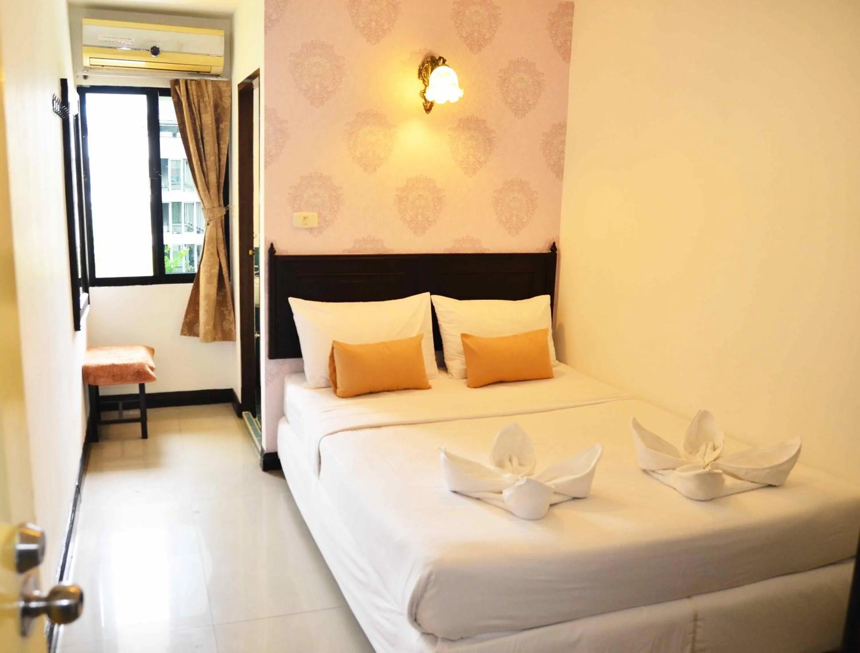 Photo of the whole room, Bed in Erawan House