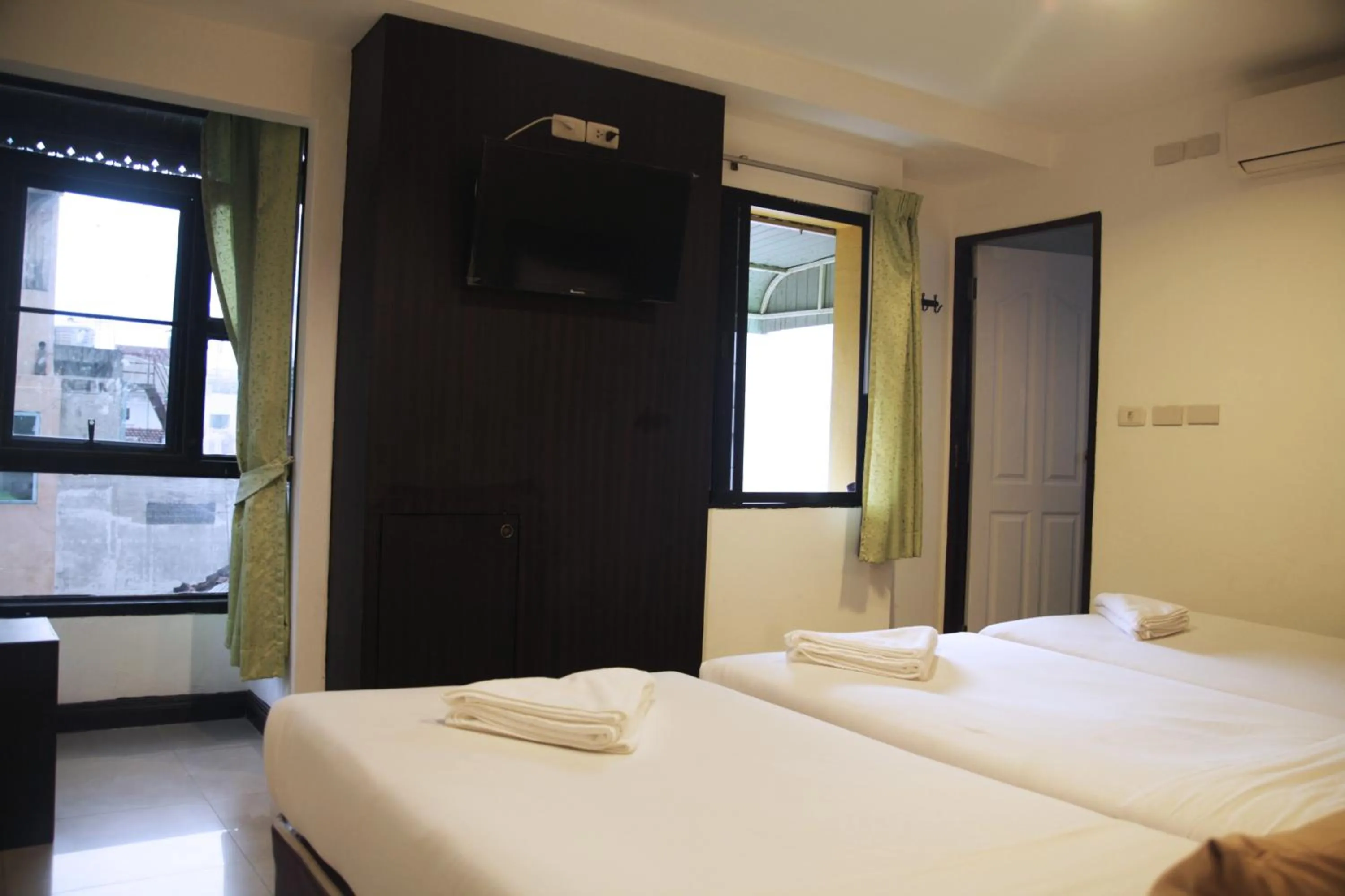 Photo of the whole room, Bed in Erawan House