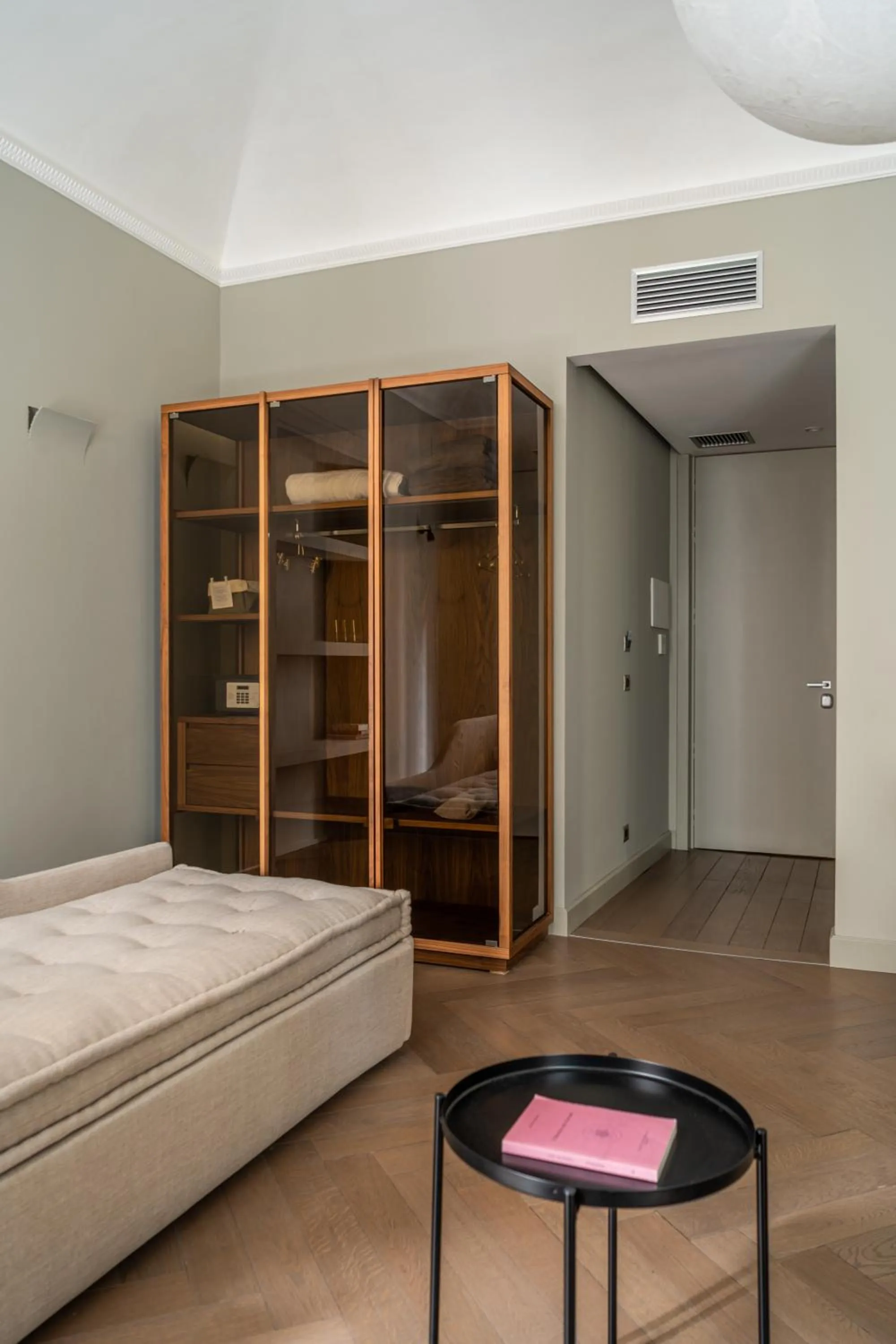 Photo of the whole room, Bed in InCanto