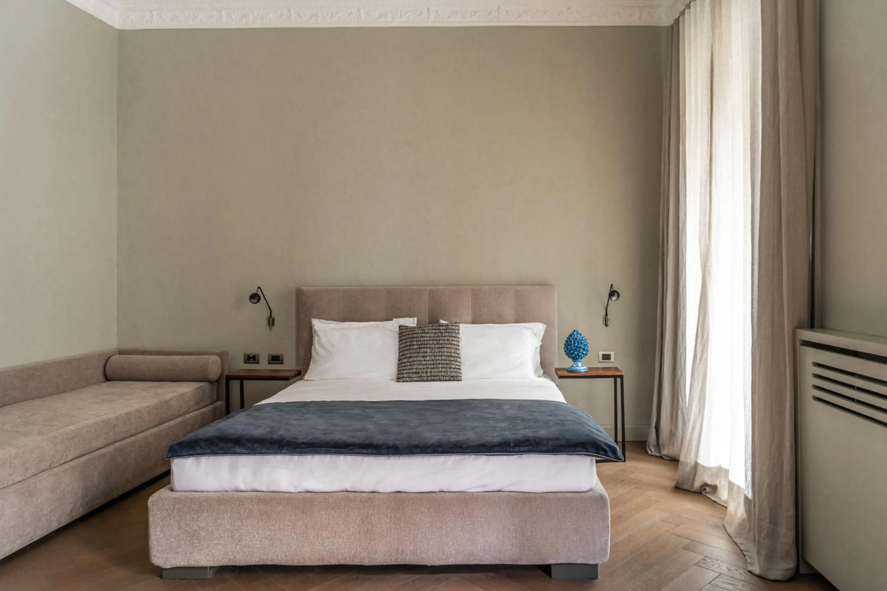 Photo of the whole room, Bed in InCanto