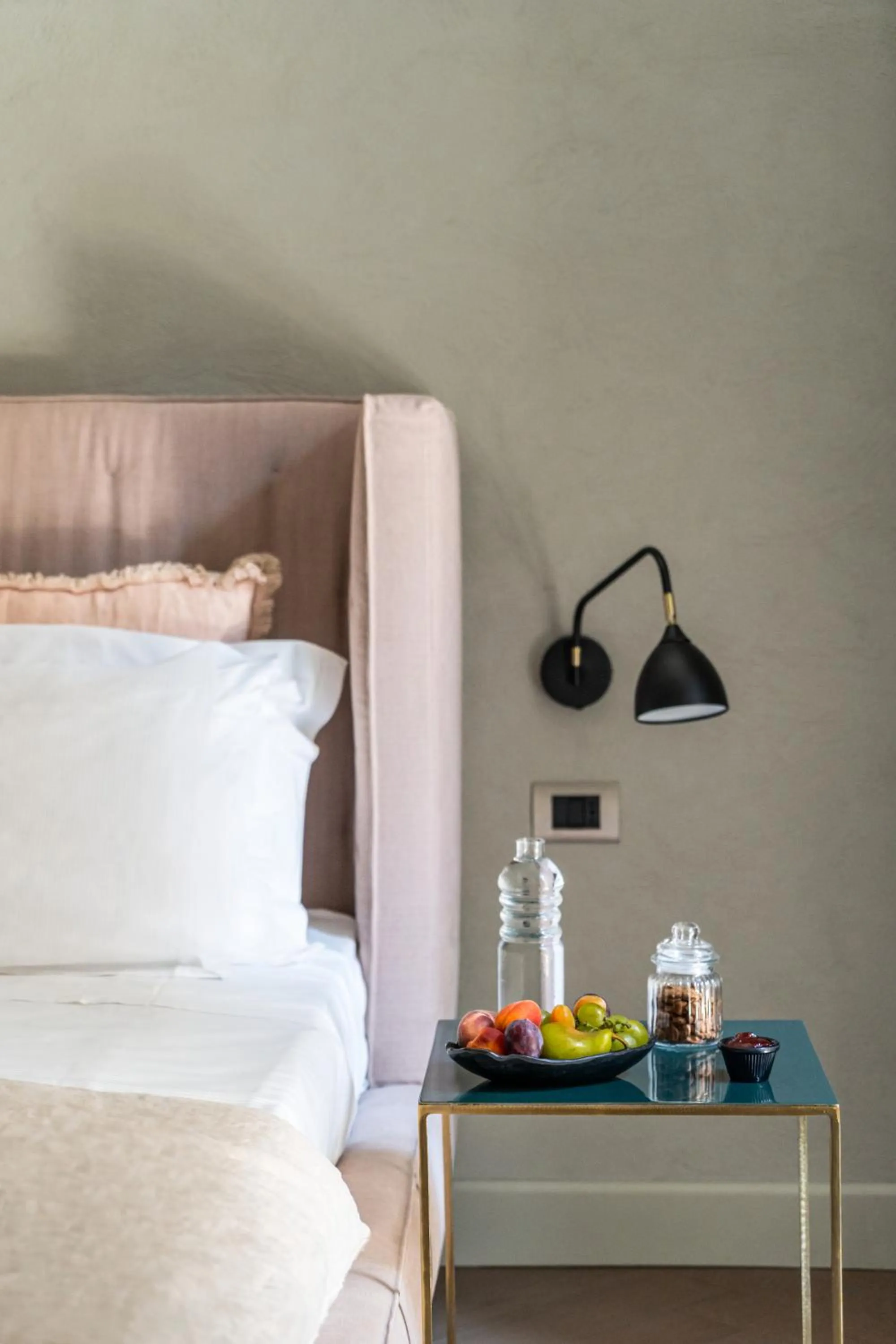 Photo of the whole room, Bed in InCanto