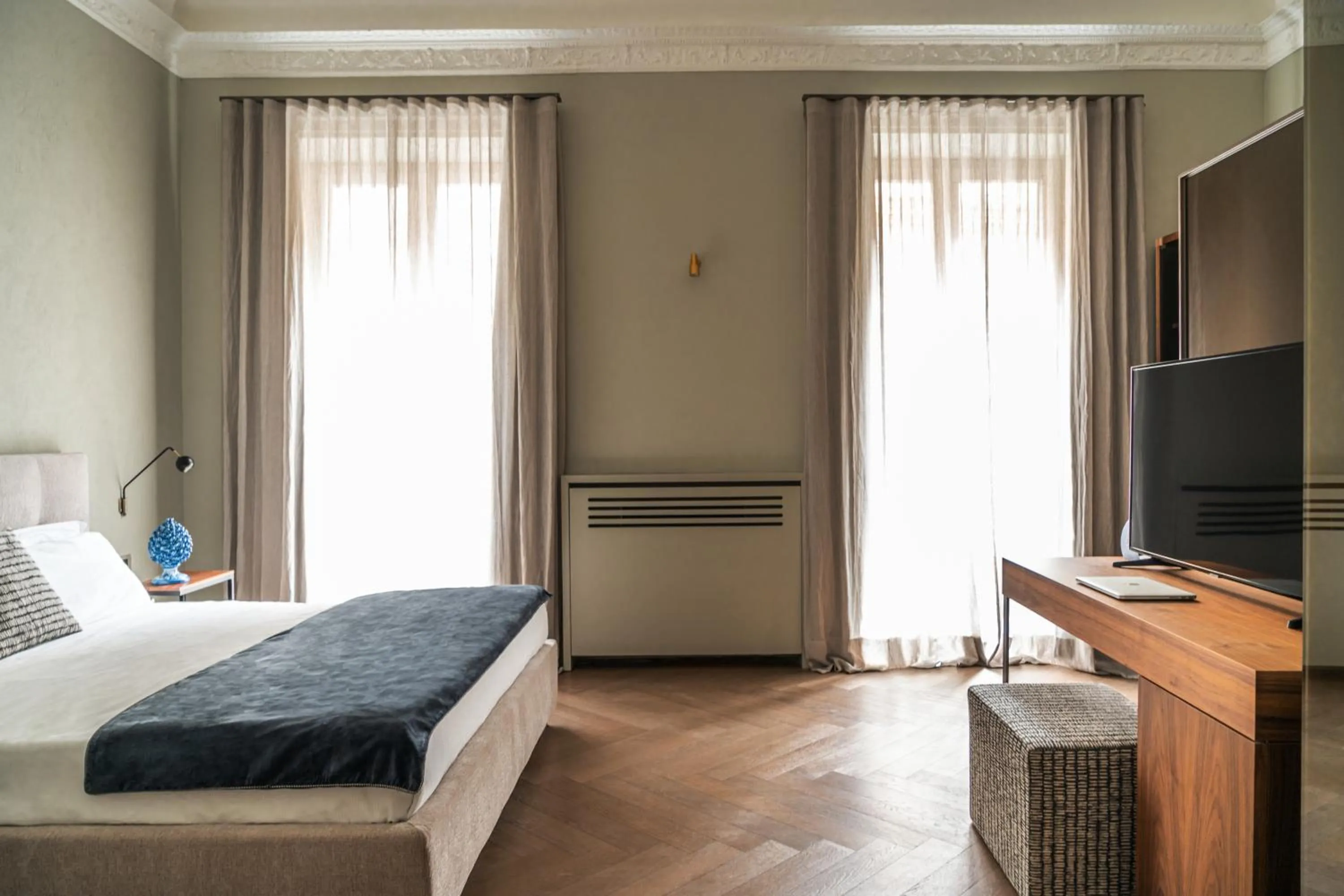 Photo of the whole room, Bed in InCanto