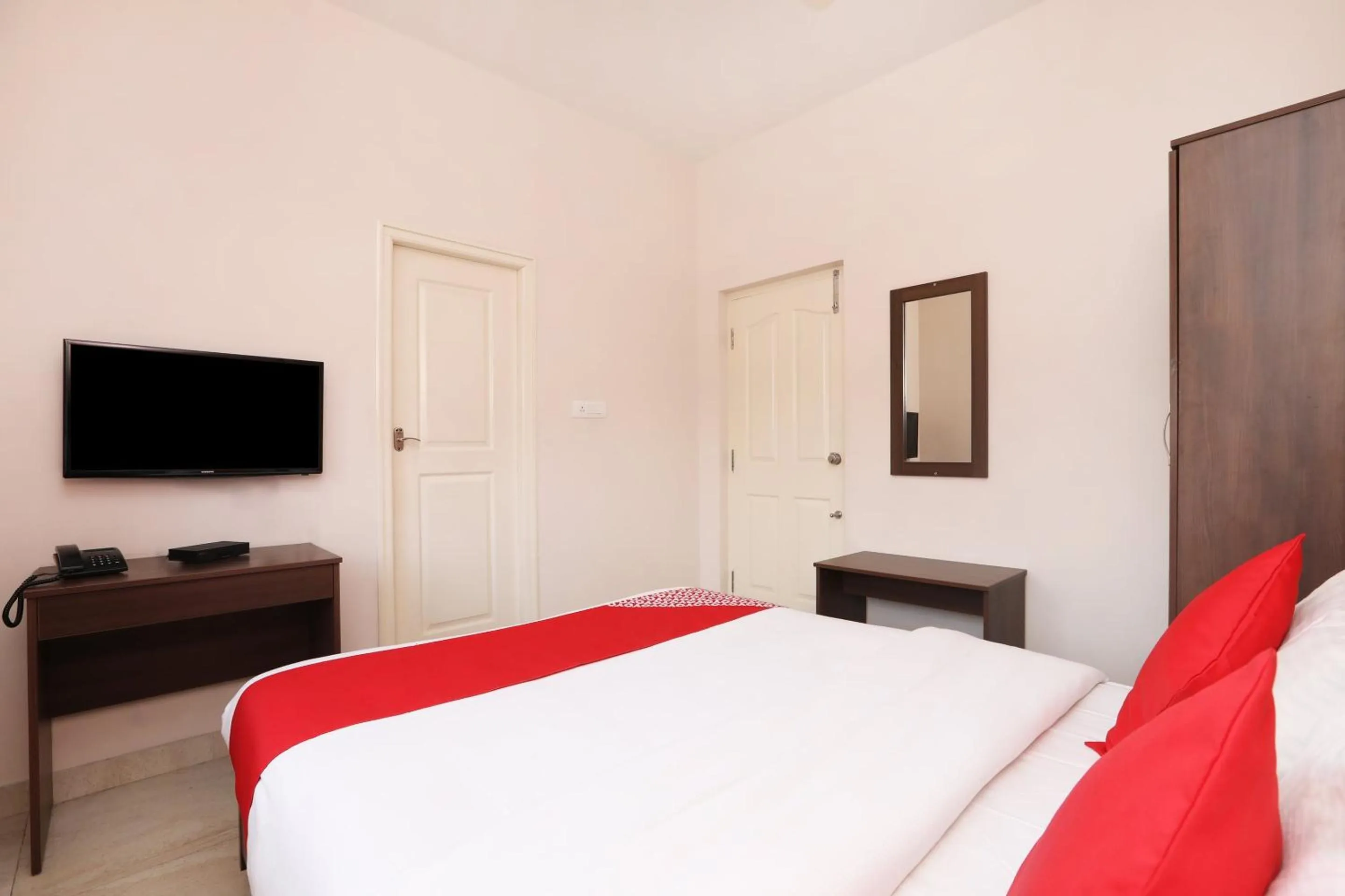 Facade/entrance, Bed in Super Hotel O Indra Comforts