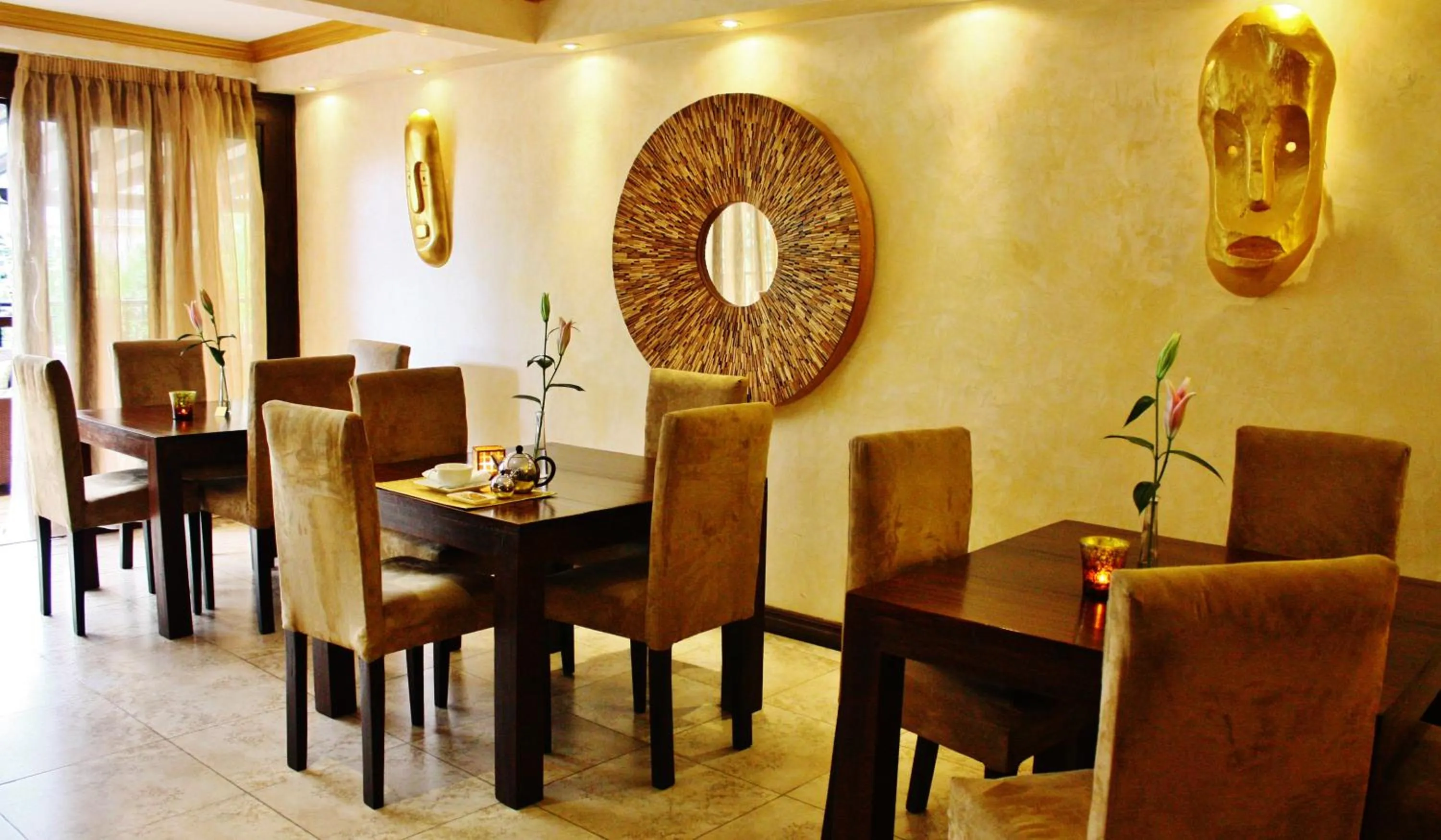 Restaurant/places to eat in GemSuites Serviced Apartments State House