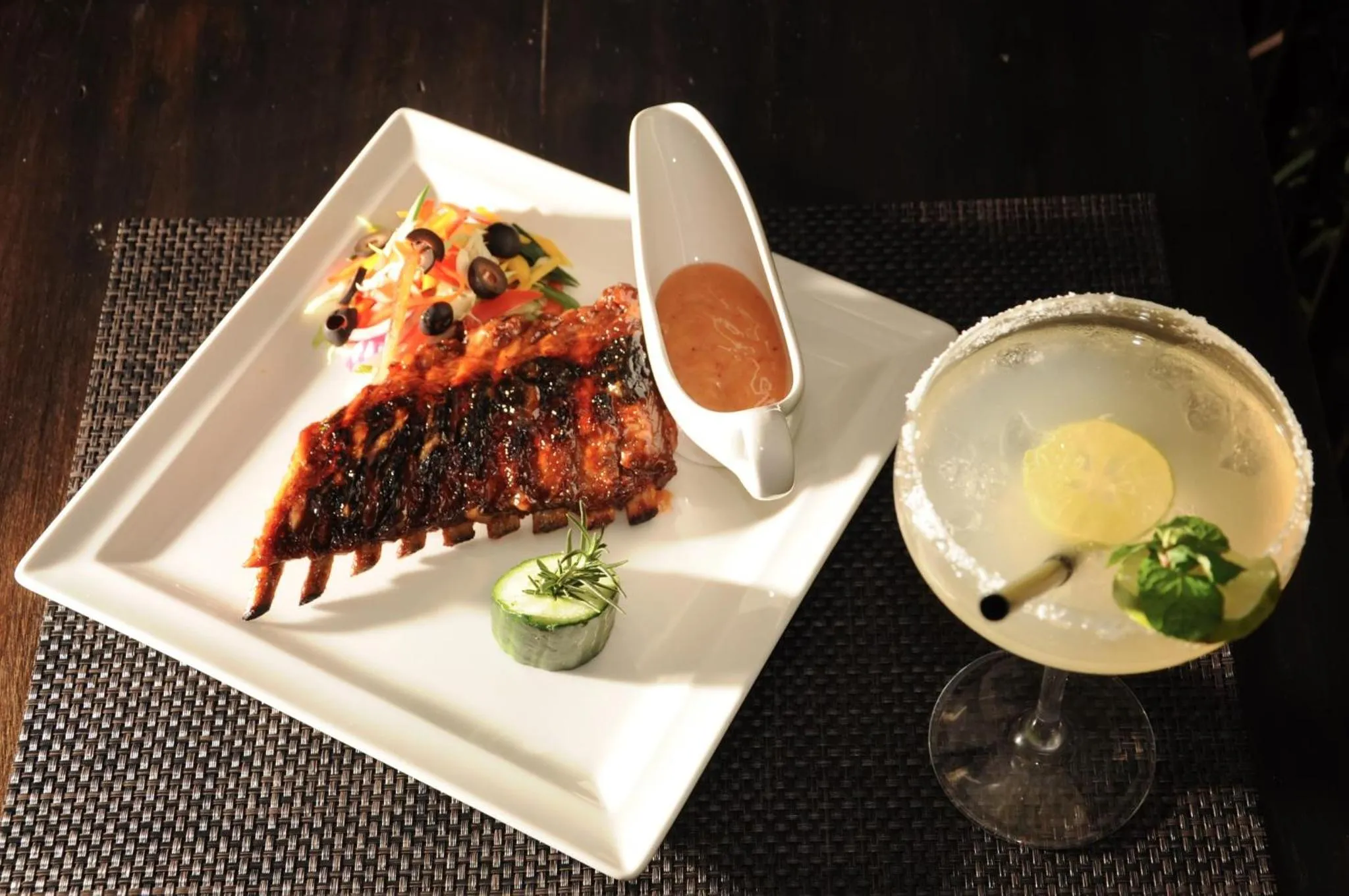 Restaurant/places to eat in GemSuites Serviced Apartments State House