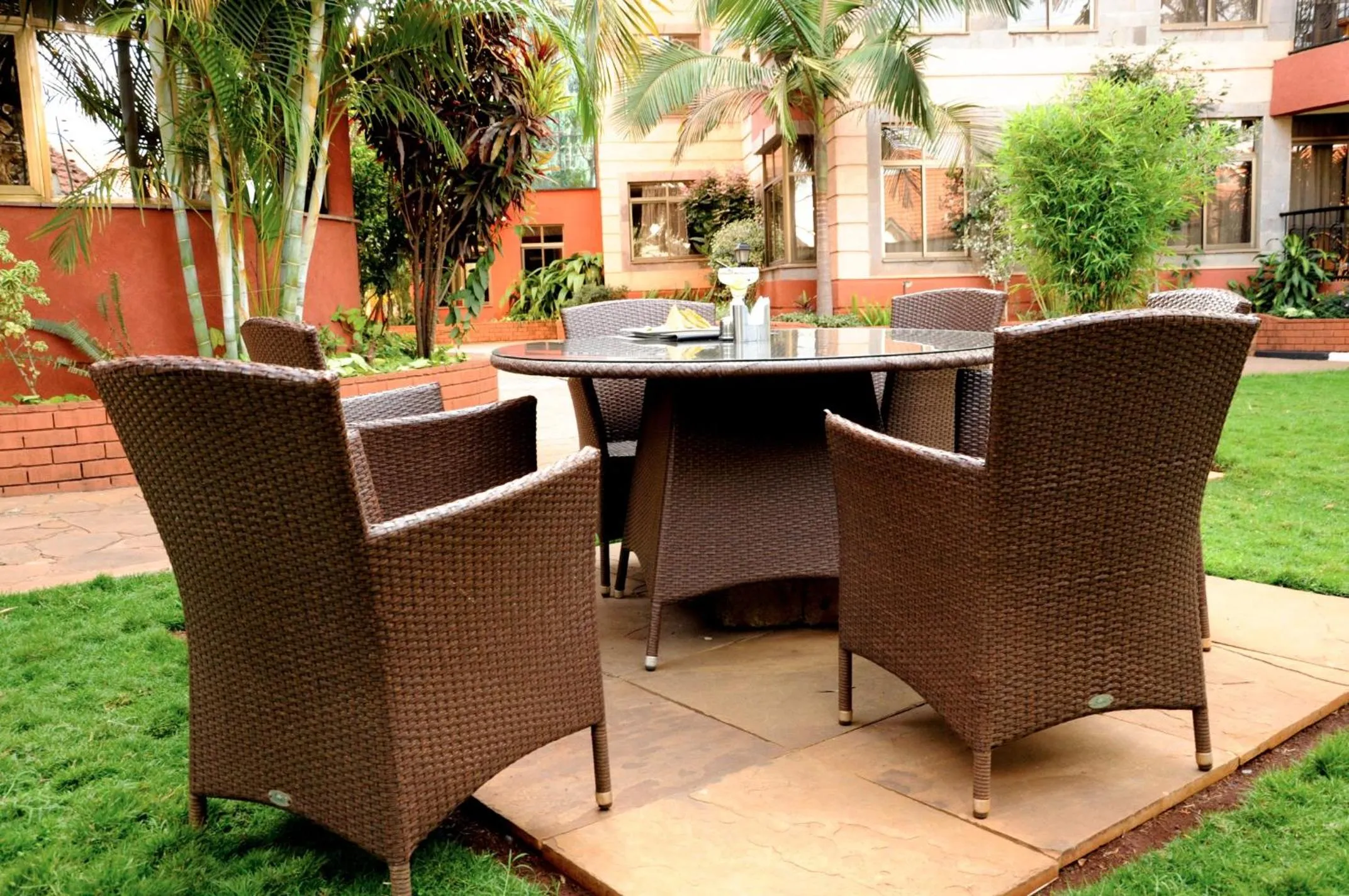 Restaurant/places to eat in GemSuites Serviced Apartments State House