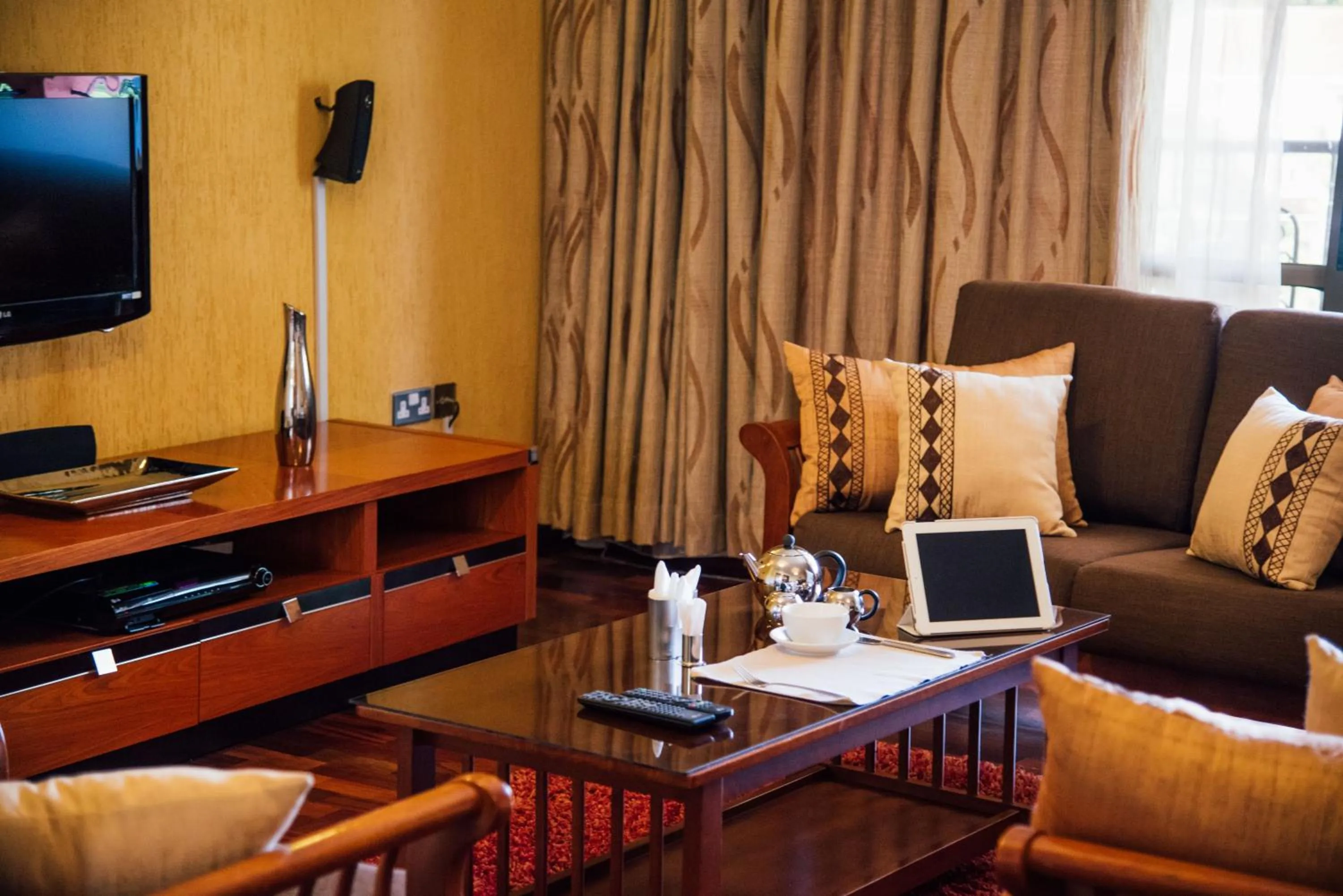 TV and multimedia in GemSuites Serviced Apartments State House