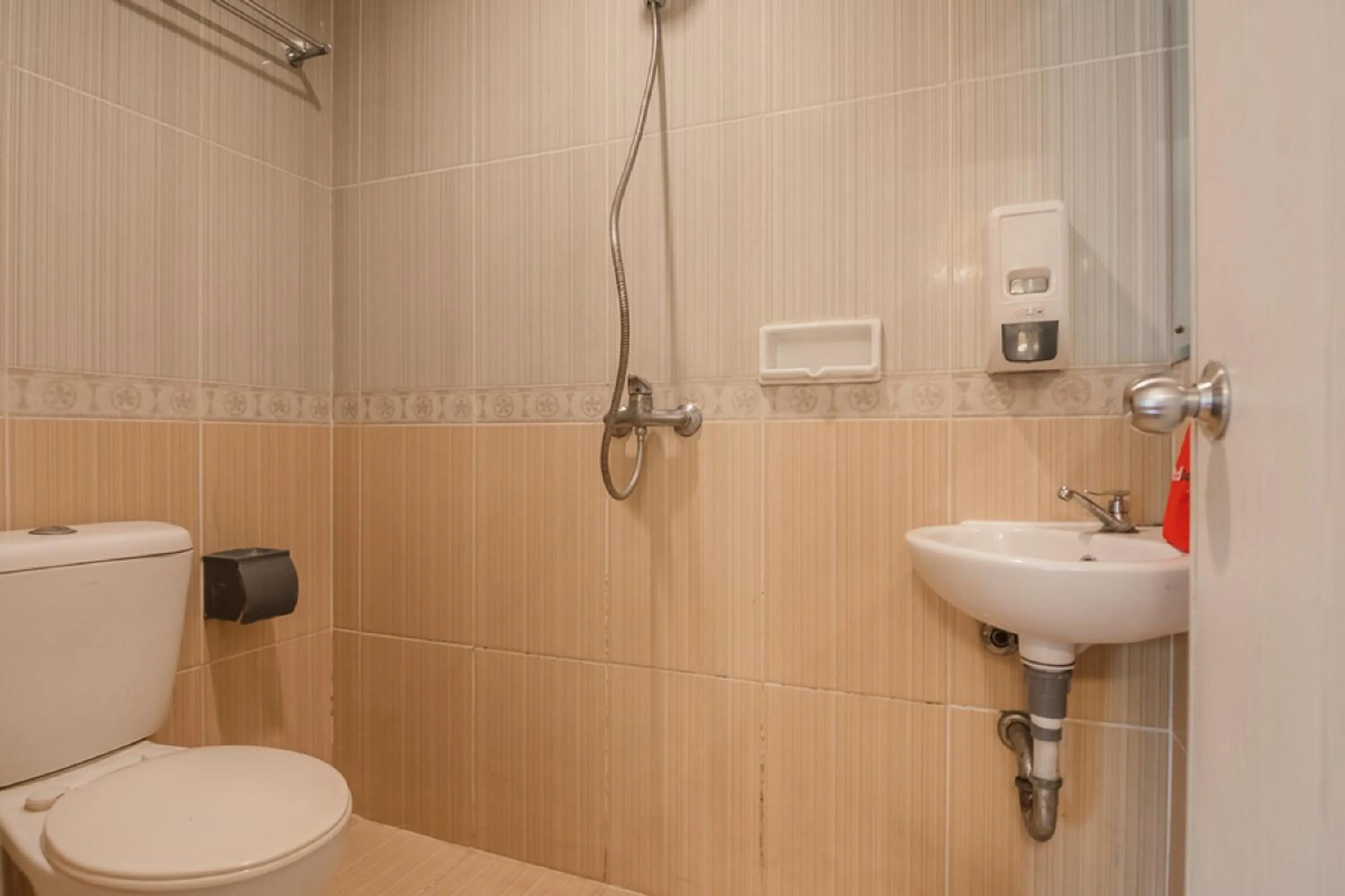 Bathroom in RedDoorz Plus near Mangga Besar Station 2