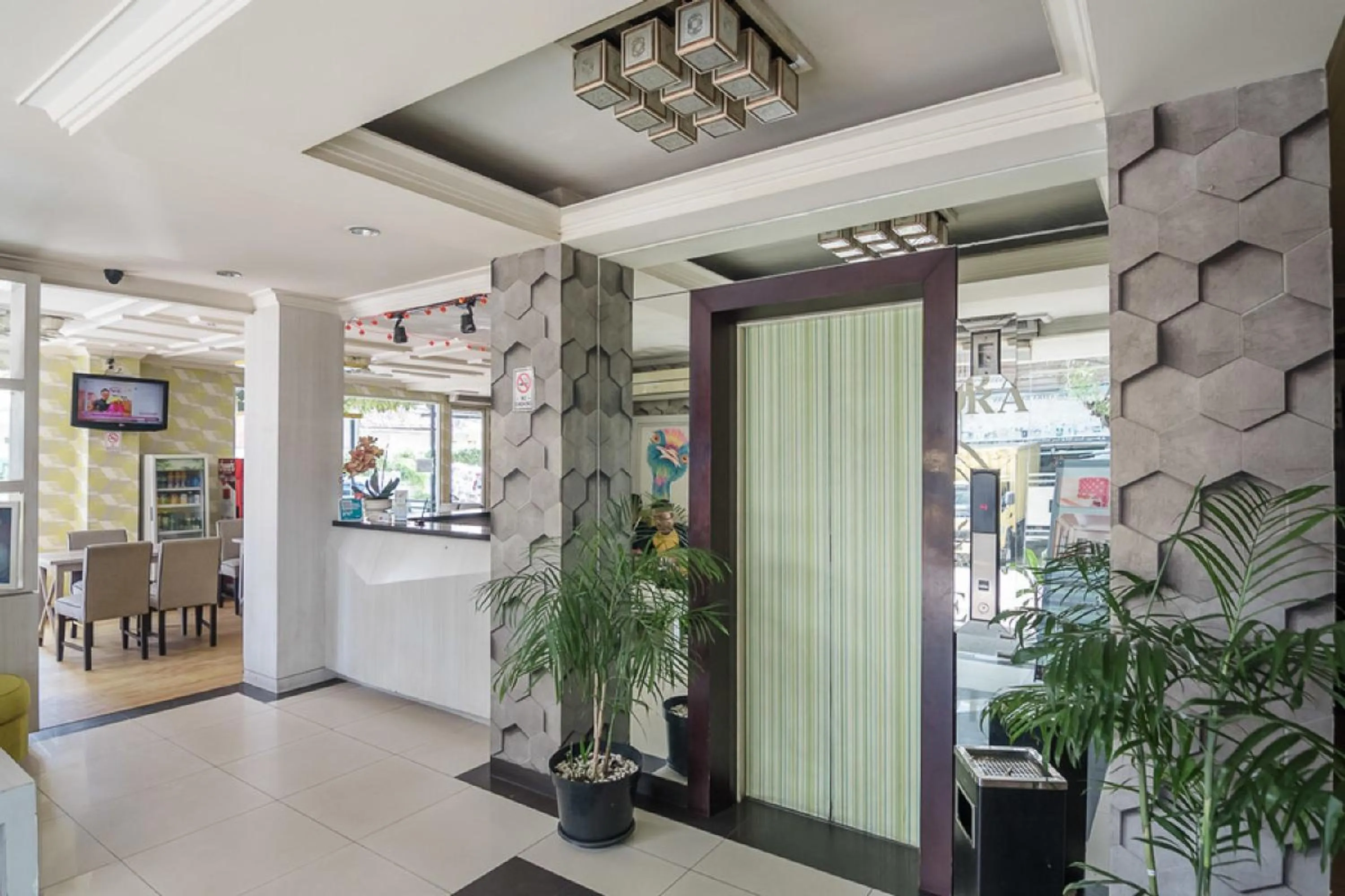 Lobby or reception in RedDoorz Plus near Mangga Besar Station 2