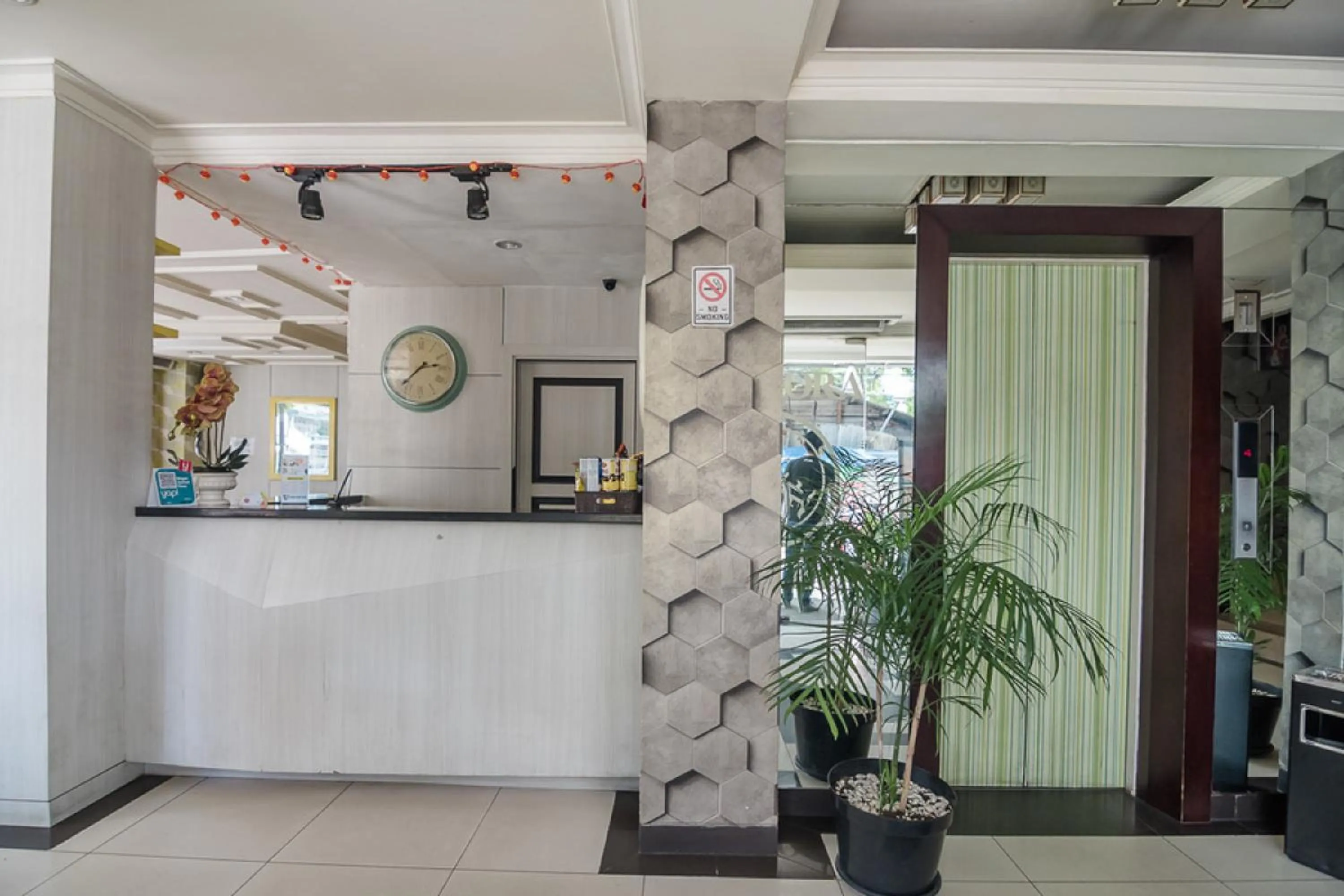 Lobby or reception in RedDoorz Plus near Mangga Besar Station 2