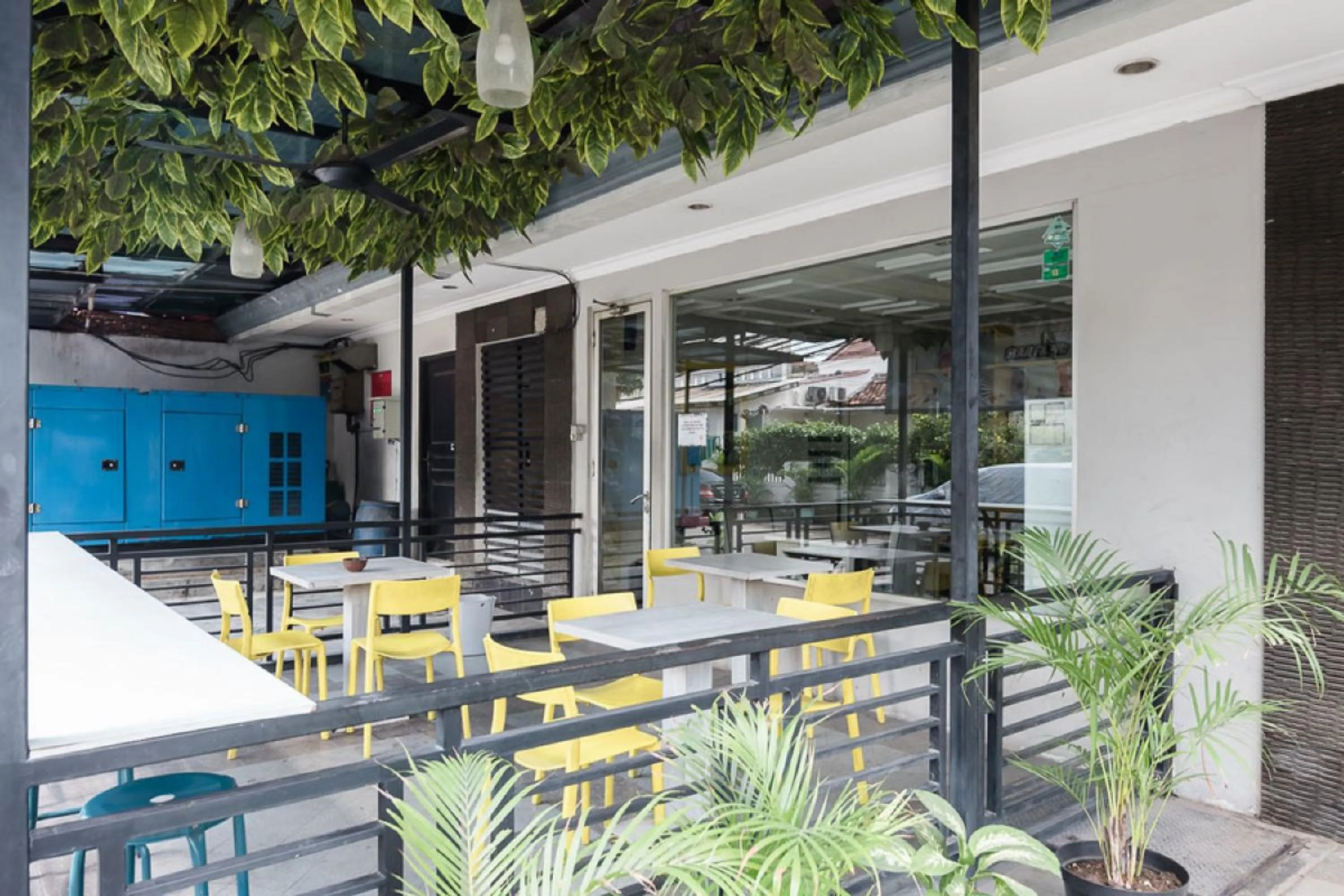 Seating area in RedDoorz Plus near Mangga Besar Station 2