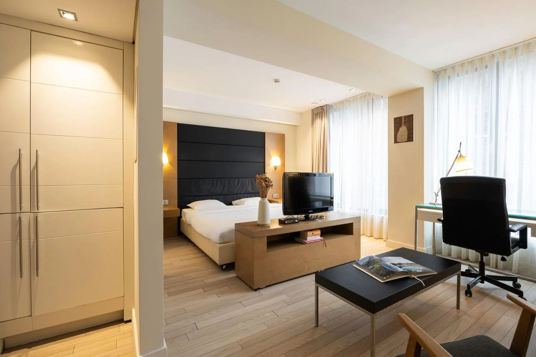 Photo of the whole room, Bed in B-aparthotel Grand Place