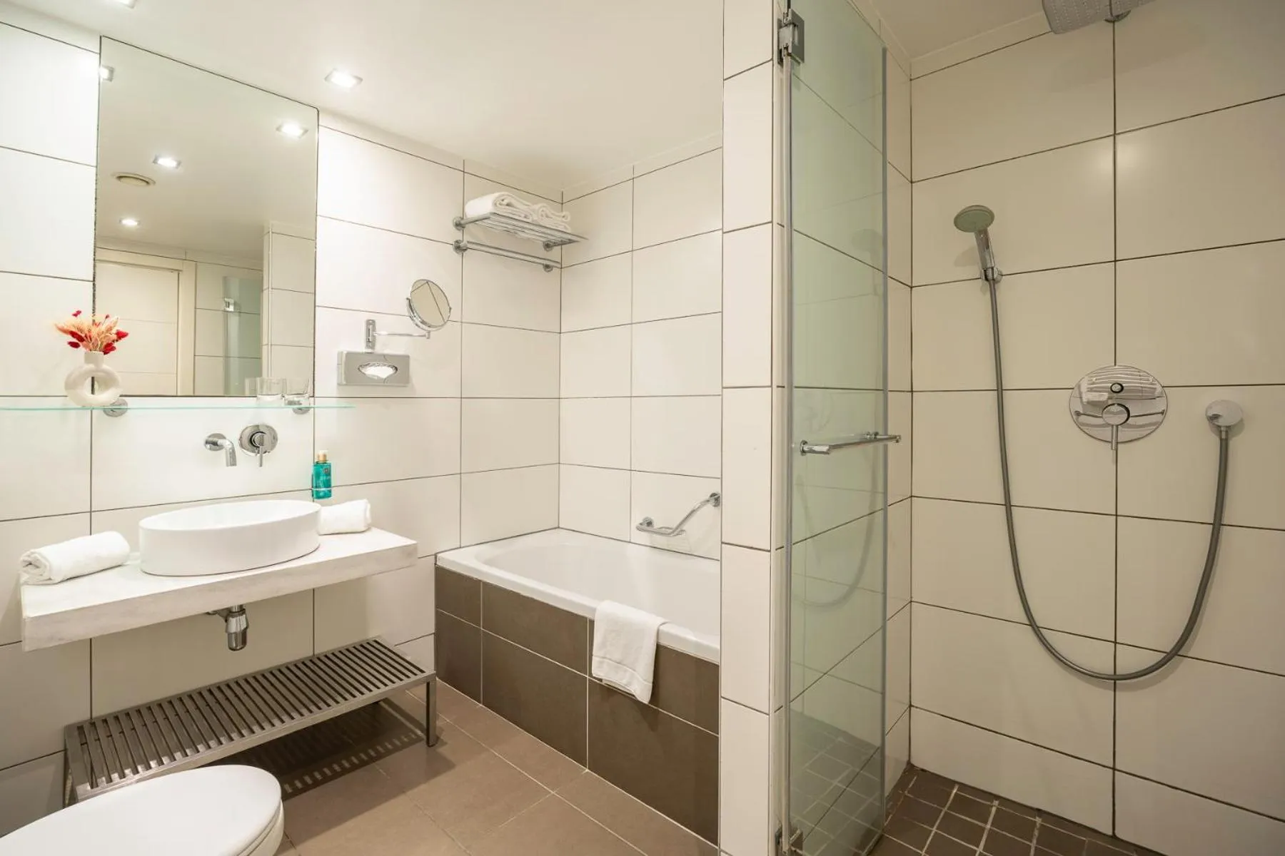 Shower in B-aparthotel Grand Place