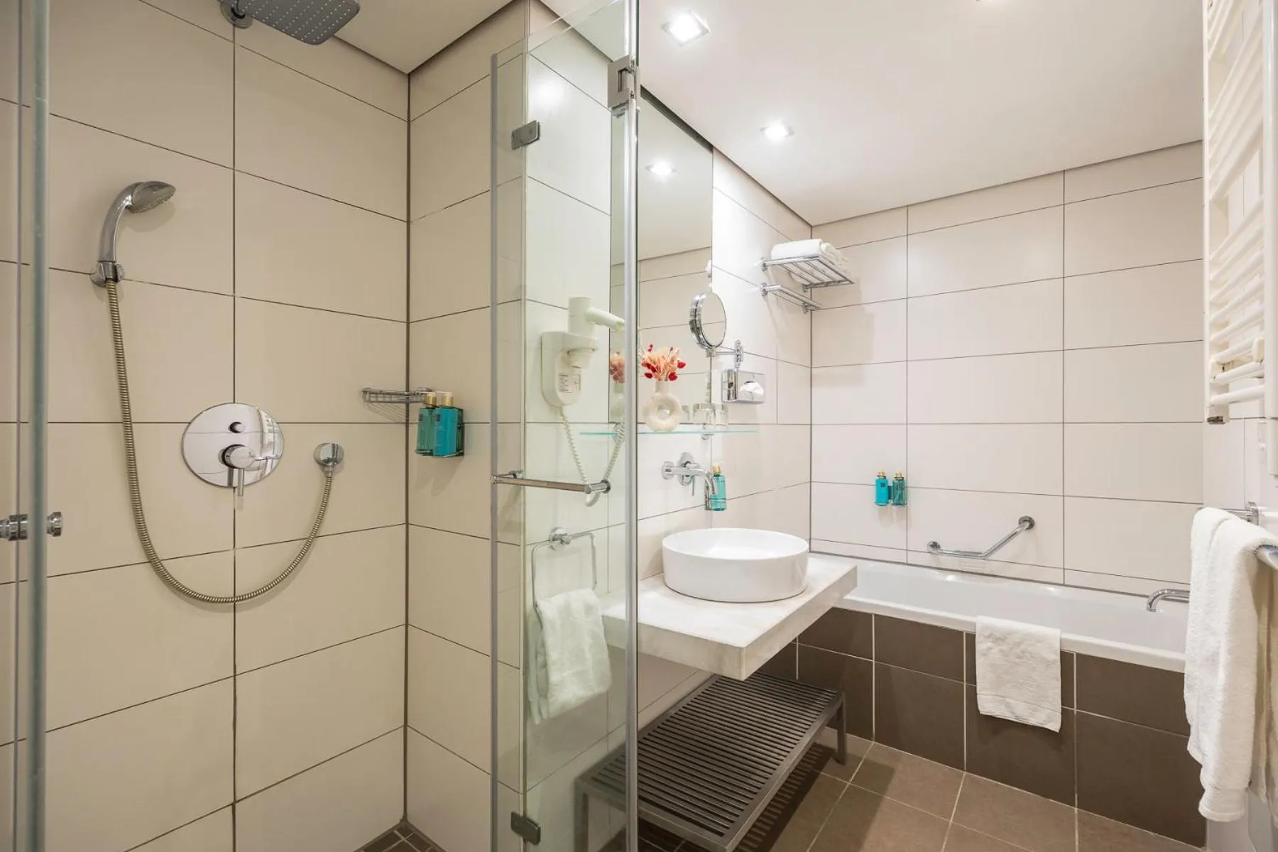 Shower in B-aparthotel Grand Place