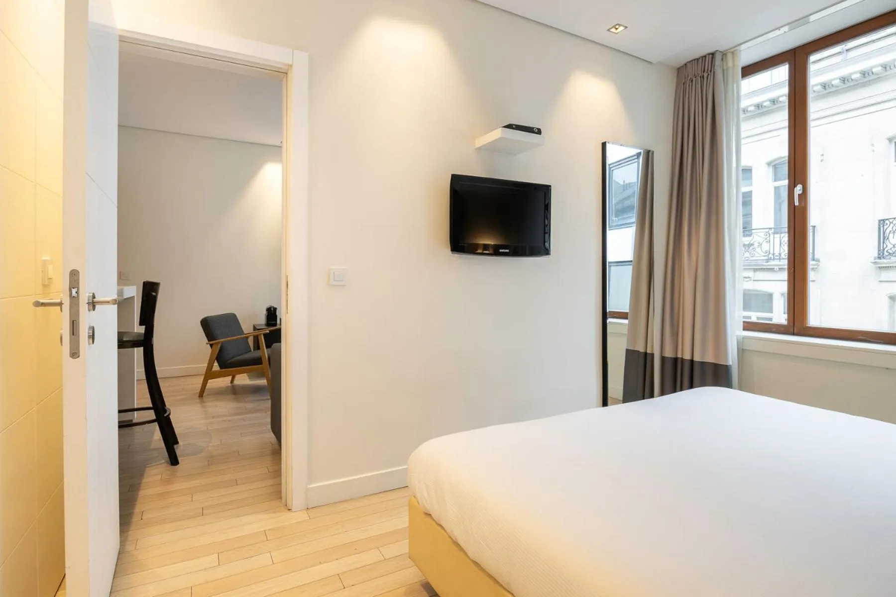 Bed in B-aparthotel Grand Place