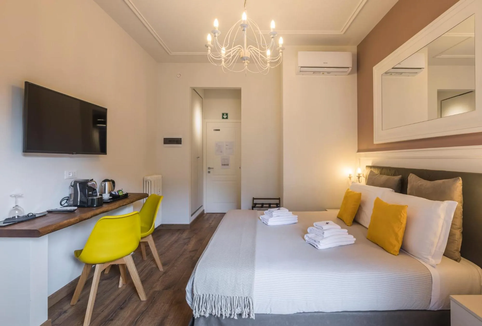 Communal lounge/ TV room, Bed in Trastevere Gallery Suites