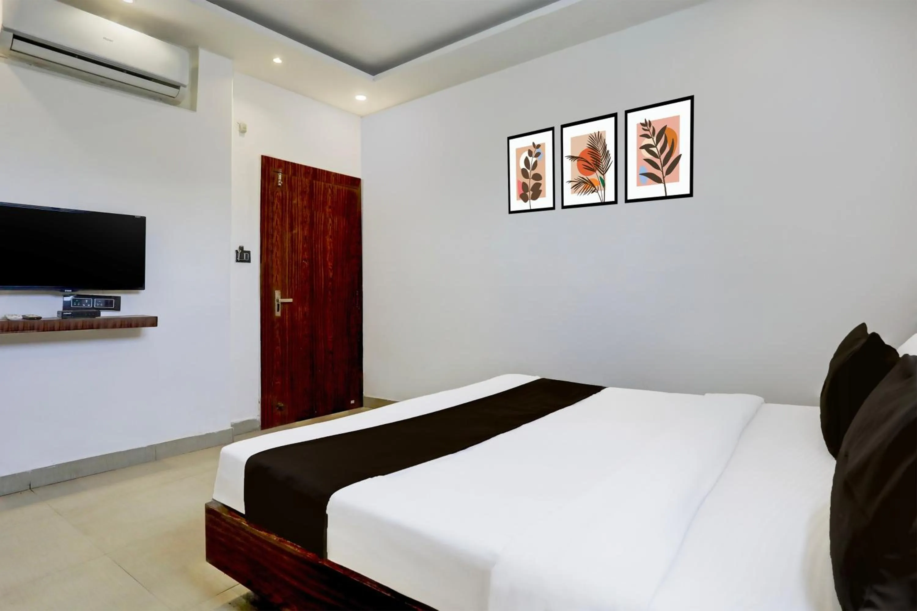 Bedroom, Bed in Super Hotel O MP Nagar Near Rachna Tower