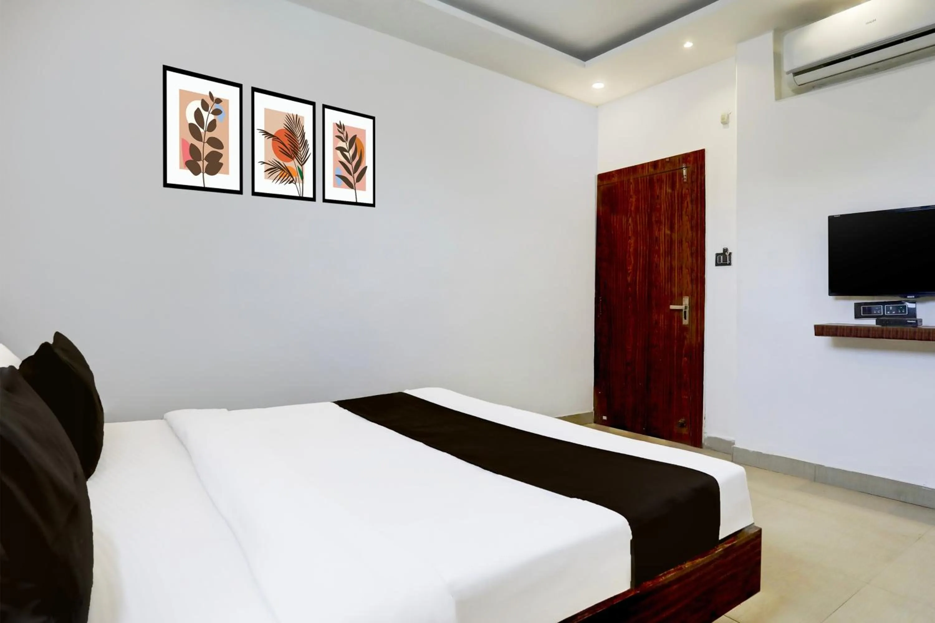 Bedroom, Bed in Hotel O MP Nagar Near Rachna Tower