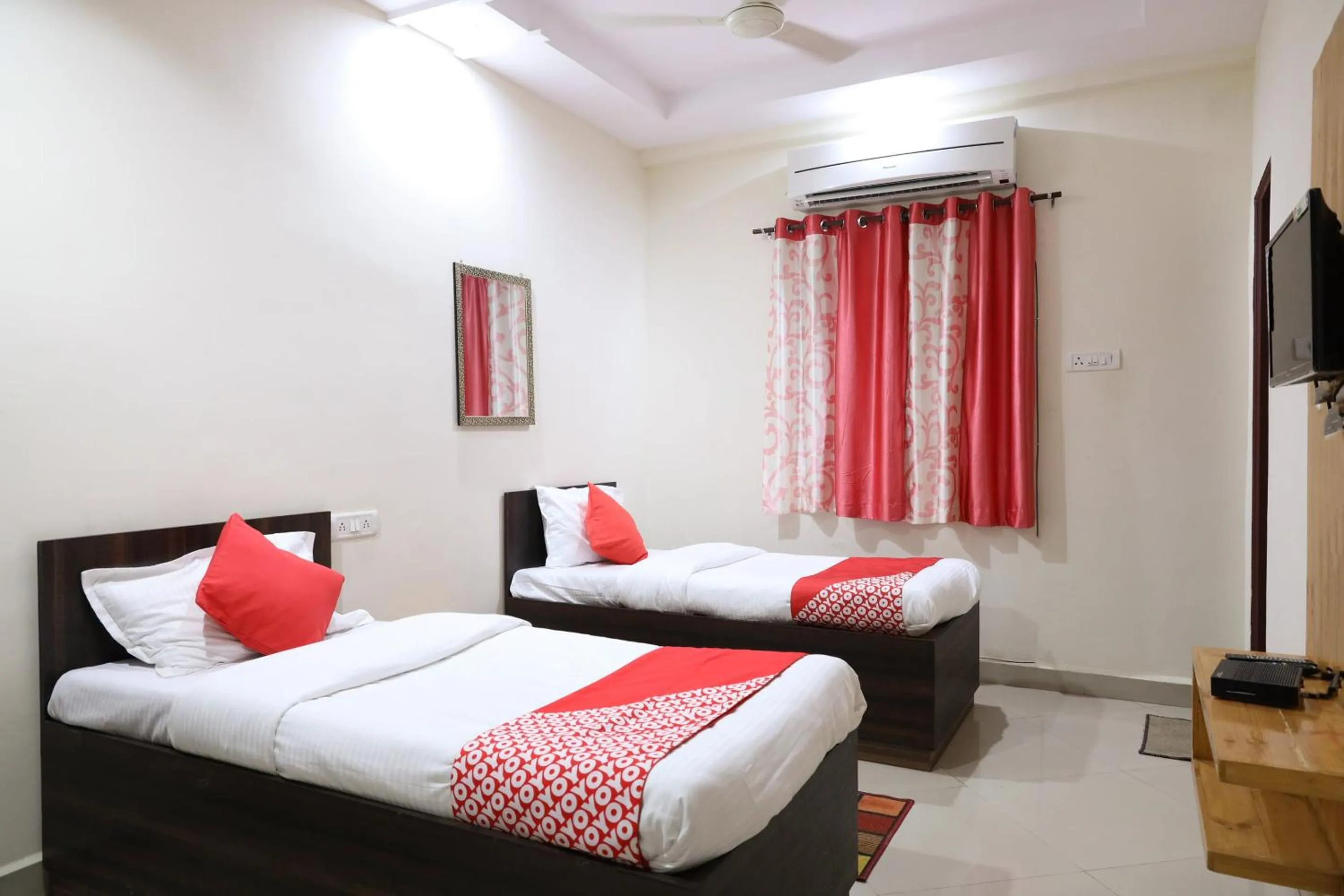 Bedroom in Collection O Nagpur International Airport