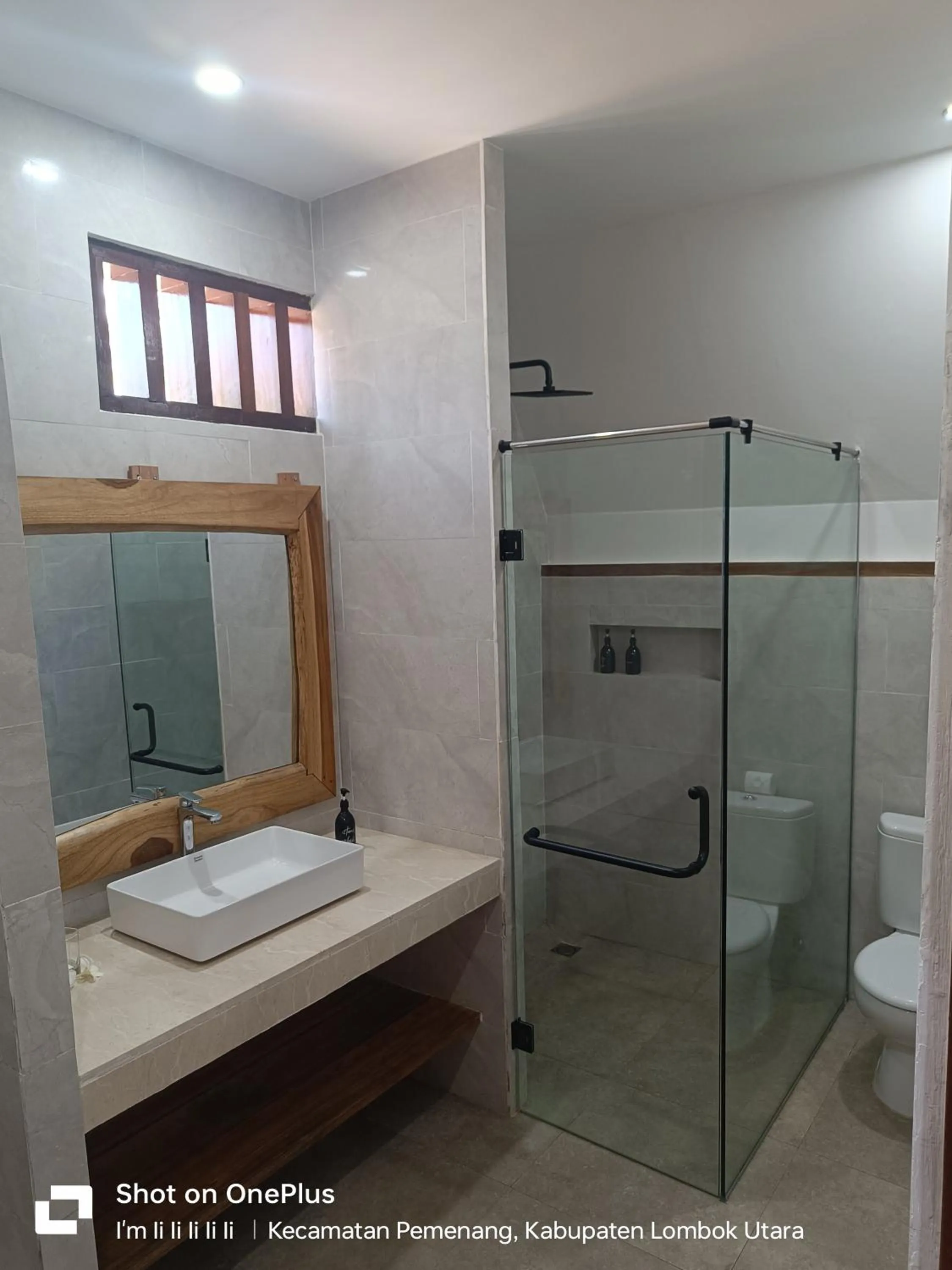 Shower in Lucy's Garden Hotel