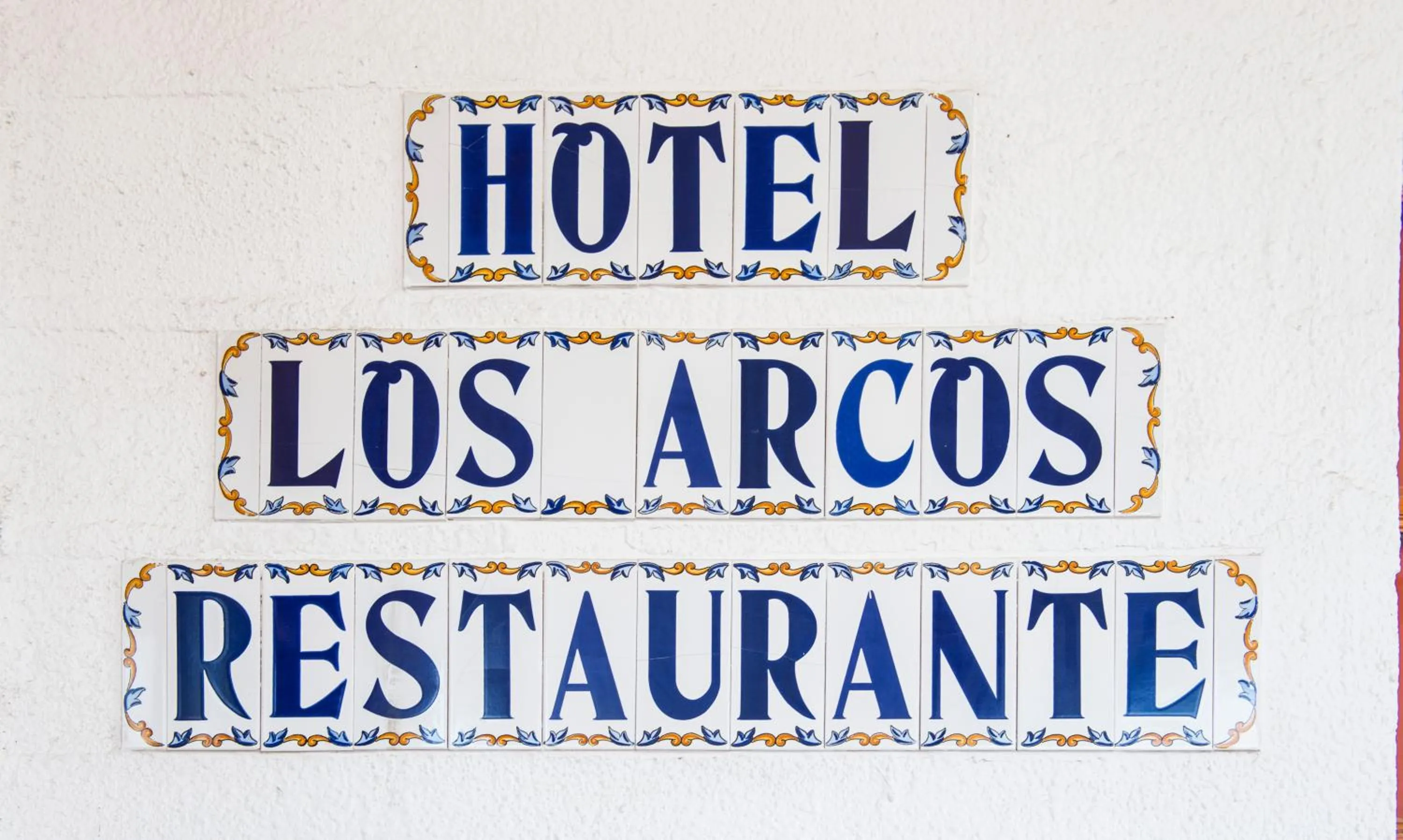 Text overlay in Los Arcos