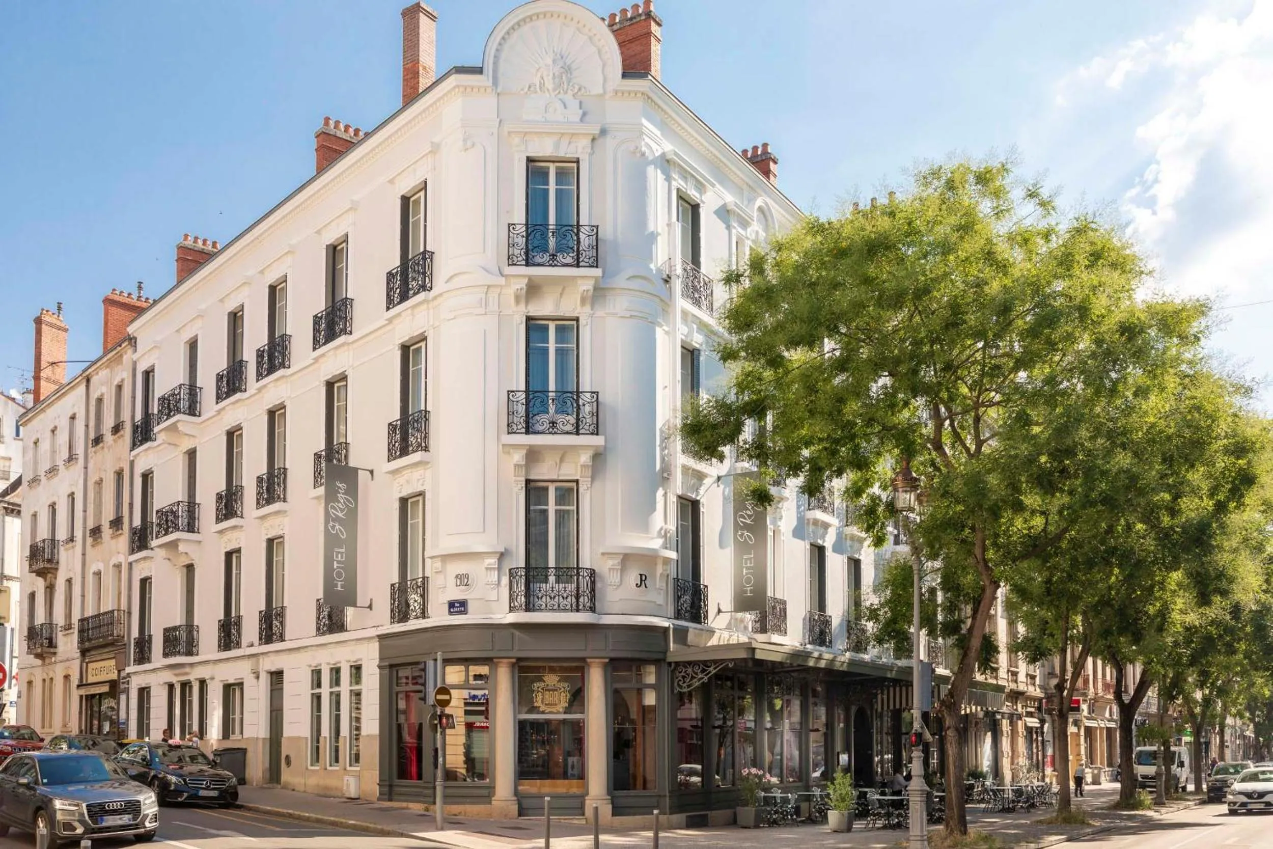 Property building in Hotel Saint Regis