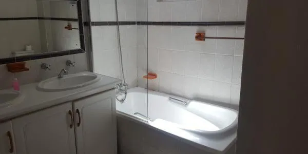 Bathroom in Lodge Strand (The)