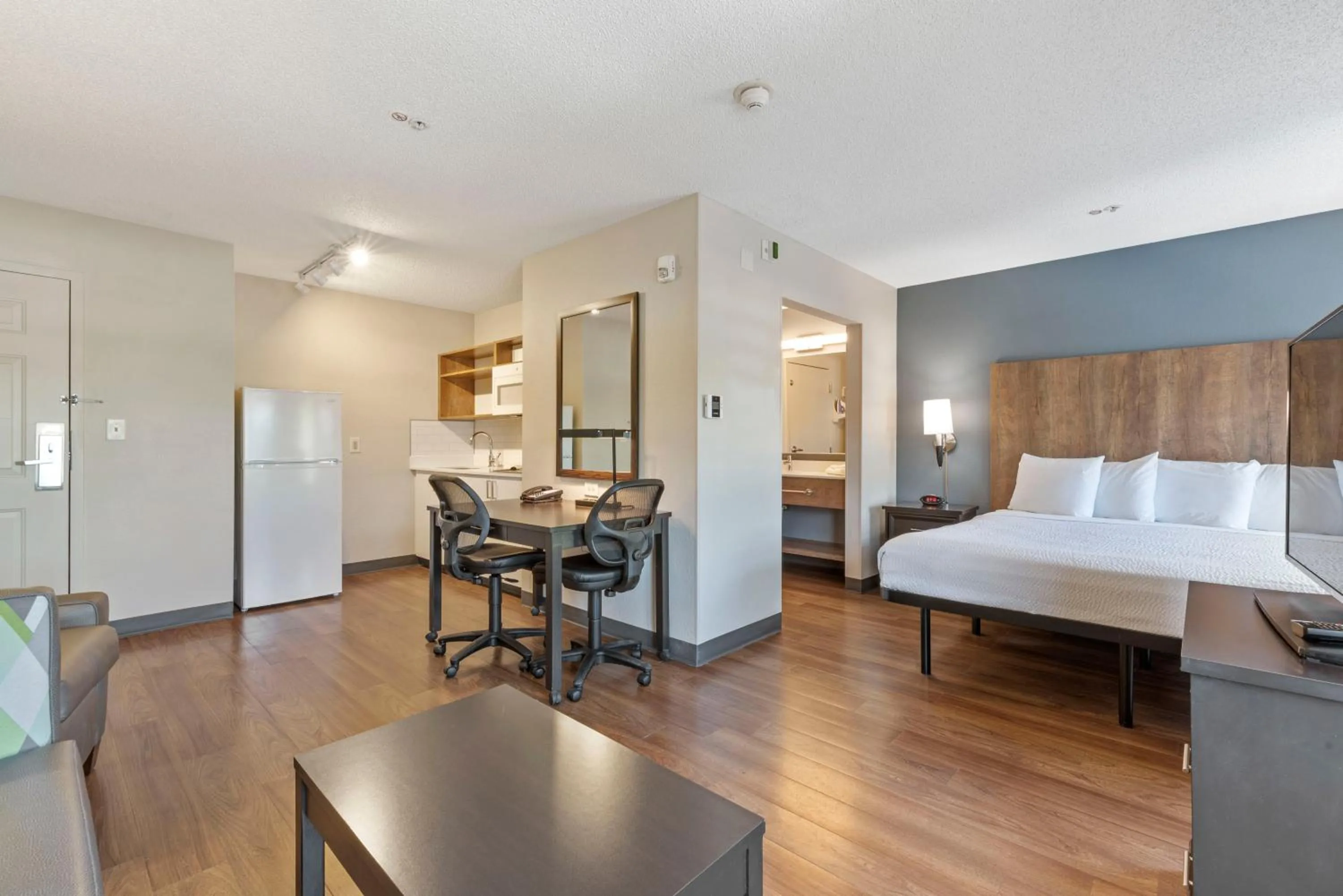 Photo of the whole room, Bed in Extended Stay America Suites - Fremont - Newark