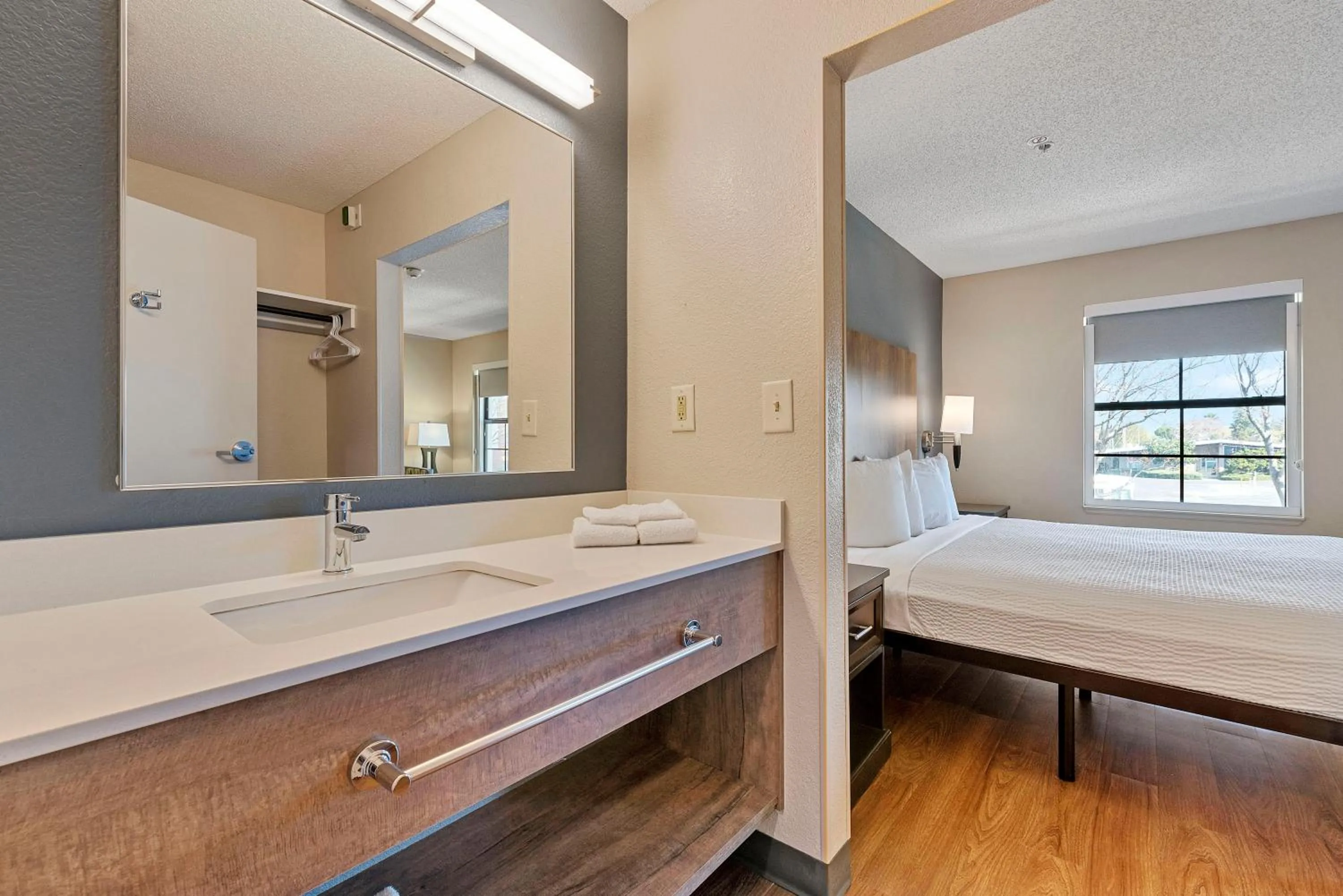 Bathroom, Bed in Extended Stay America Suites - Fremont - Newark