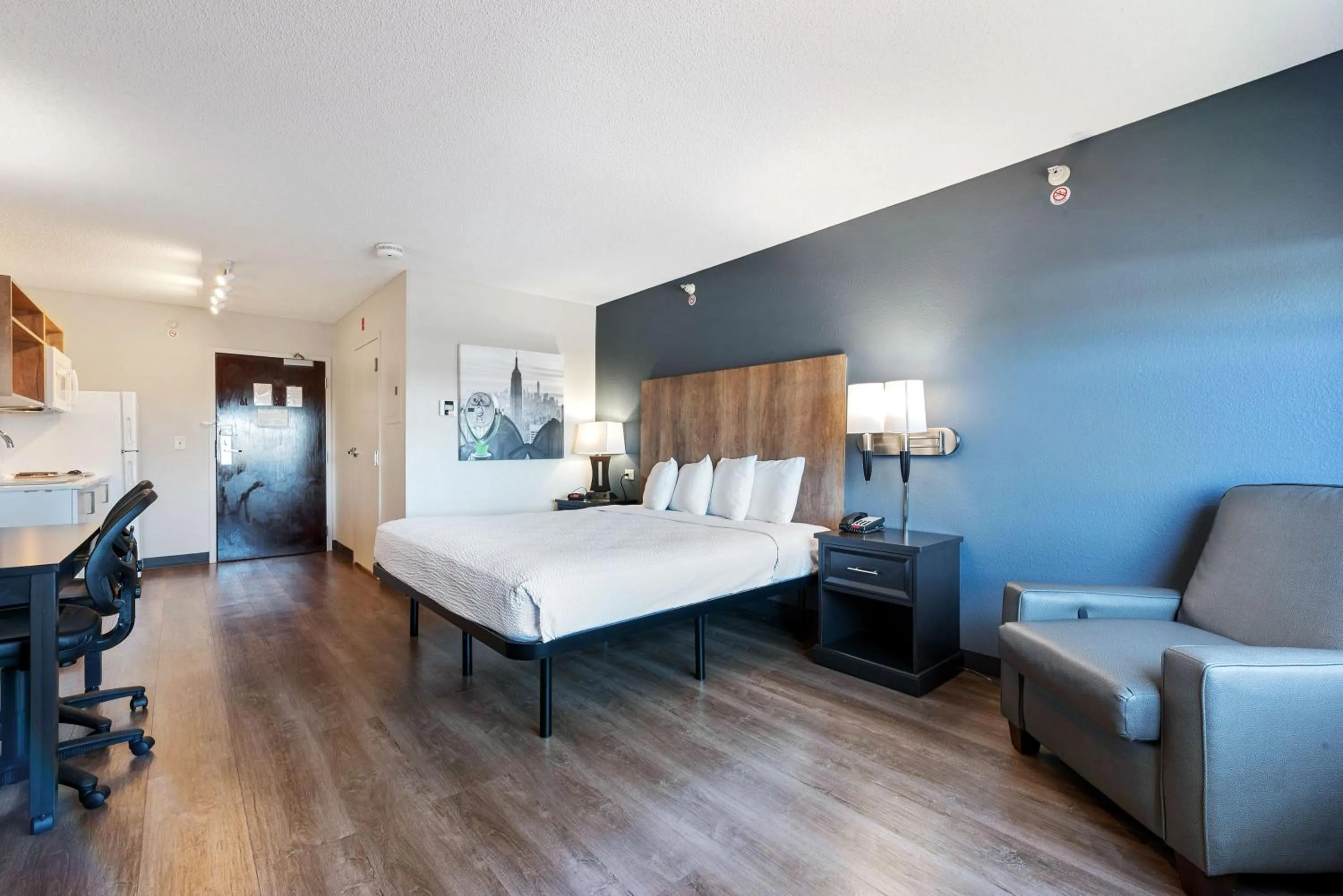 Photo of the whole room, Bed in Extended Stay America Suites - Fremont - Newark