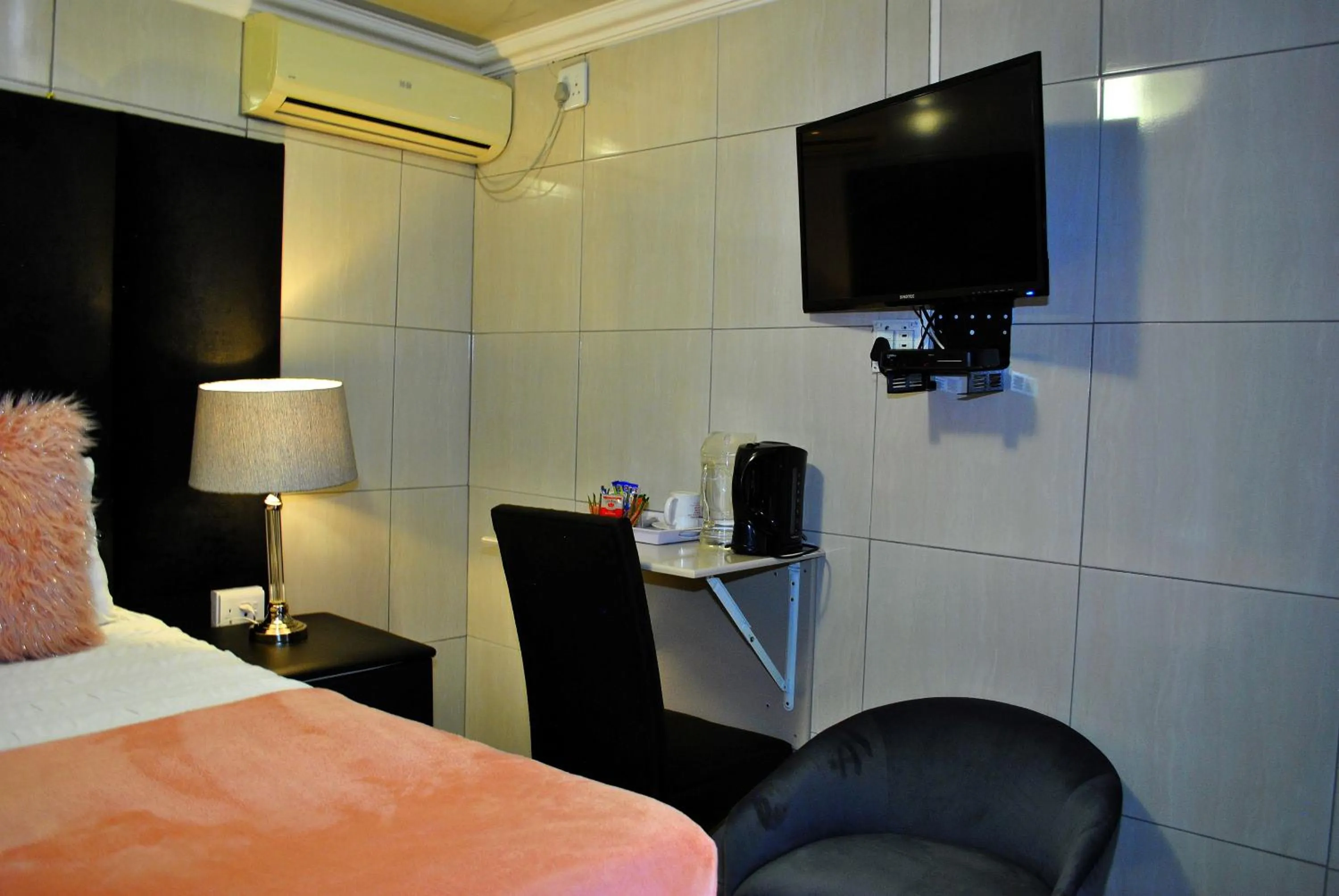 Communal lounge/ TV room, Bed in Lapologa Bed & Breakfast